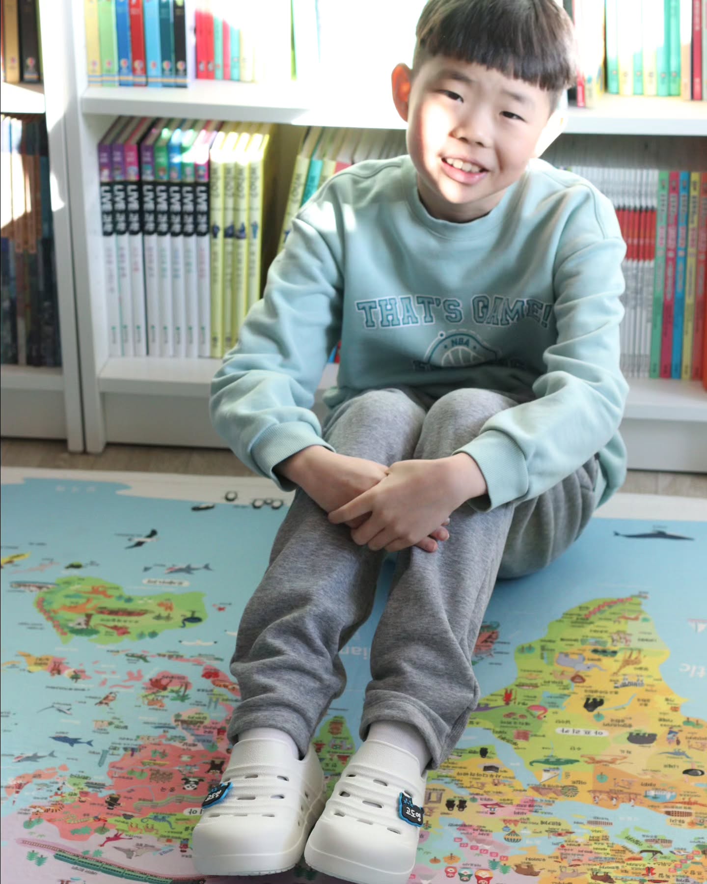 #협찬 #교정실내화
은총이 걷는 자세가 자꾸 무너지는게, 
이대로는 안되겠다싶어서 준비한
아치서포트 실내화!

재활족부교수, 인체공학박사, 신발제조장인 등
국내 최고 전문가들이
모여 만든 
다누앤 키즈 힐링맥스 K-1 실내화

기능성 3단계 경도의 다누폼이 적용된
아치패드 인솔은 충격흡수와 체중분산을
지원한다.

성장기별 최적의 아치높이로
아이들의 건강한 아치 생성 서포트에 도움!!

걸을때 충격을 가장 많이 받는 뒤꿈치부분엔
충격흡수가 뛰어난 다누폼으로 만든
힐에그가 적용됐다.
발 피로도가 줄어드니
아이가 더 가볍고 더 편안하게
학교에서 5~6시간을 보낼수 있겠지😁👍

아이의 건강한 하루와 바른 보행,
발건강과 성장을 위해
앞으로 계속 준비해줘야지🧑‍🏫💐

신발주머니도 함께 구성이라
선물용으로도 좋고, 휴대성도 좋다!
+5,000원으로 귀여운 3D네임텍 달아주니
더욱 특별한 새학기 실내화😍😍

울아들 계속 사용중인
아치서포트 강추😁👏👏👏
#쑥쑥크자
.
.
#다누앤 #초등학교실내화 #어린이실내화
 #유아실내화 #평발교정실내화 #K-1 
#초등실내화 #아동실내화 #아치서포트
danoo.n_