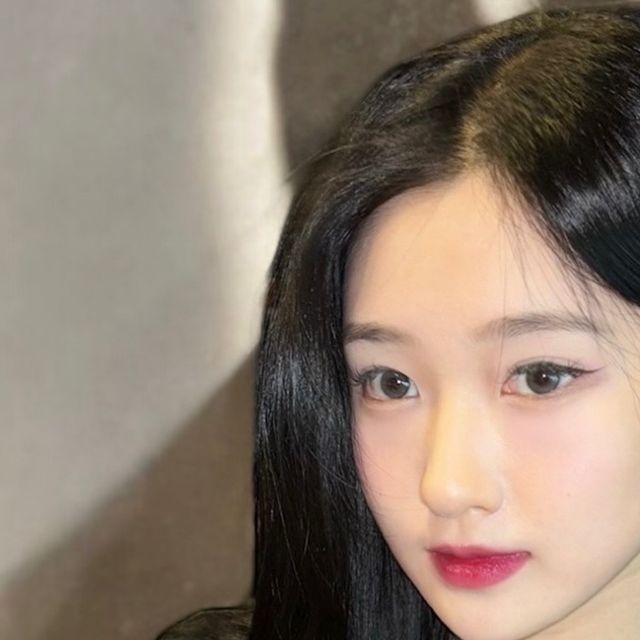 김민지 on Instagram: "#광고 글로잉 피부표현과 매트의 촘촘한 한겹커버!! #에이프릴스킨 #글로잉매트쿠션🤍

글로우의 촉촉한 발림성과 매트의 우수한 커버력이 합쳐진 글로잉매트쿠션이에요! 에이프릴스킨 최초 “이너 글로우 매커니즘”의 쿠션으로 전에 없던 글로잉과 매트의 최적의 궁합으로 만들어진 쿠션이라고 해용✨

에어홀 ZONE+ 플랫 ZONE 이 합쳐진 하프퍼프로 커버와 이슬광을 동시에 표현할 수 있고, 스킨케어 성분이 54%나 함유됐지만 얇게 밀착되는 제형이라 글로잉한 피부표현을 첫 터치 그대로 24시간 예쁘게 유지할 수 있어요!

제가 사용한 쿠션의 호수는 01호였지만 넓은 컬러 차트로 내 피부에 딱 맞는 컬러감 PICK! 할 수 있답니당🫰🏻 들뜸없이 한겹으로 밀착되어 피부가 편안한 타입의 화잘먹 카밍쿠션이라 본인의 피부고민에 맞게 사용할 수 있어요🩵

키링고리가 있어 쿠꾸(쿠션꾸미기) 가능!
_
에이프릴스킨 온라인자사몰 (https://aprilskin.com/)에서 구입 가능합니다
_
[에이프릴스킨으로부터 제품을 제공받아 작성한 솔직 후기입니다]
_
#에이프릴스킨#글로잉매트쿠션#글로잉매트#글로우쿠션#매트쿠션#쿠션팩트#쿠션팩트추천#모공커버쿠션#커버력좋은쿠션#쿠션파데추천#커버쿠션#파운데이션추천#19호쿠션#17호쿠션#21호쿠션#쿠션추천 #한겹쿠션"