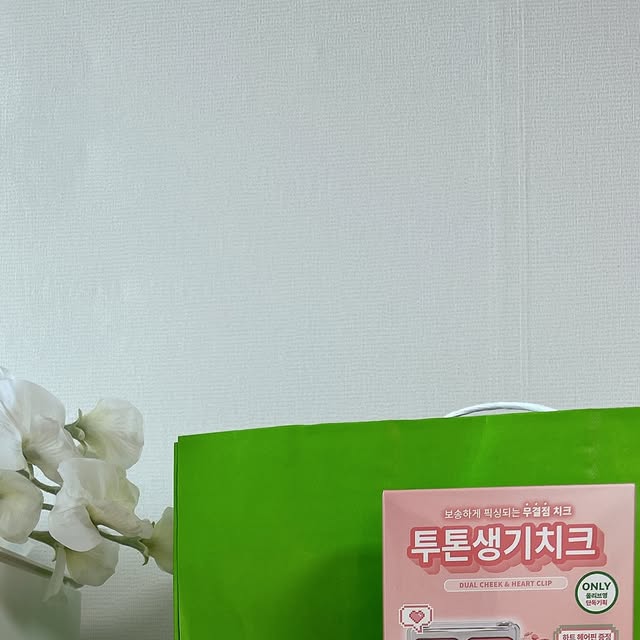 으누 on Instagram: "#광고 
8월 올리브영 추천템💚
이달 올영픽은 바로 하츠투하츠도 픽한 투에이엔😘

🍀투에이엔 롱 웨어링 파운데이션 미니
20호 복숭아(올영단독,쿨톤추천) / 21호 아이보리
얇고 가벼운 발림성으로 쫀쫀하게 밀착되어 건조함 없는 실키하고 매끄러운 피부로 표현되요

🍀투에이엔 베러미 아이팔레트 02 페어리 기획세트
웜톤 쿨톤 관계없이 활용도 높은 미지근한 소프트 핑크색상의 팔레트라 활용도가 높아요
뭉침 없이 밀착되고 발색력을 높여주는 아이프라이머까지><

🍀투에이엔 듀얼 치크
부드러운 텍스처로 블러링한듯 매끈하게 발리고
예쁜 수채화 발색!
투톤이라 나만의 컬러로 믹스해 다채로운 무드로 연출할 수 있어요

 02 러브,로지 - 라이트한 피치 핑크 컬러와 생기 가득한 피치 핑크컬러
16 핑크 텐션 - 생기 톡톡 아이시한 퓨어 아이돌 핑크

🍀투에이엔 글레이즈 바운싱 틴트
 05 버블리 - 뉴트럴한 핑크 컬러의 캔디광 틴트라 톤 상관없이 누구나 사용이 가능해요🍬
 15 피치버블 - 복숭아 빛을 머금은 맑은 피치 핑크의 캔디광 틴트라 여리여리 끝판왕🍑

🍀투에이엔 퓨어 글래시 하이라이터 ND01 쉘
물 머금은듯 반짝이고 맑고 투명한 글래시 하이라이터로 물먹공 완전 가능해요
여러번 레이어링해도 뭉침 없는 이지 텍스쳐에
습식 제형으로 텁텁함 없이 매끈하게 피부에 밀착된답니다✨

🍀투에이엔 컬러 플레이 듀얼 라이너 01 허니피치
펜슬 하나로 애굣살부터 트임까지 다 가능해요
포인트 싱글 섀도우 컬러도 너무 예뻐요👀

🎀💕🎀💕🎀💕🎀💕🎀💕🎀
사랑스러운 러브버블 컬렉션
알차고 실용적인 라인업으로 무조건 추천드려용

.
.
.
#올리브영 #올영 #올리브영추천템 #올리브영추천 #올리브영필수템 #올영필수템 #러브버블컬렉션 #러브버블 #롱웨어링파운데이션미니 #컬러플레이듀얼라이너 #올영픽 #올영추천"
