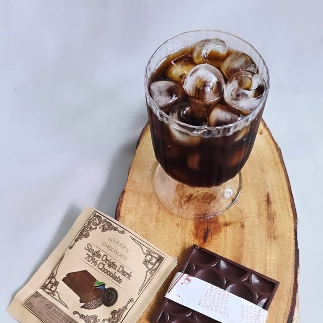 장은애 on Instagram: "#협찬

정글밥 카리브편이었을거예요
흑백요리사가 낳은 윤남노셰프가 찐카카오 요리를 
해주시는데 우아~ 리얼 카카오의 맛이 정말 궁금하더라고요
그래서 먹어봤어요

30g이라 작다고 생각했는데 한 조각씩 천천히 음미하니 
딱 좋더라구요

첫 맛은 살짝 쌉싸름하다가 뒤에 오는 단맛이 정말 고급스러워요

시중 초콜릿이랑 완전 다른 깊은 풍미에 깜짝 놀랄 
정도랍니다
비정제 원당 쓴다길래 궁금했는데 은은한 단맛이 
진짜 자연스럽고 좋네요

오후 3시쯤이면 당 떨어지는데 커피랑 같이 먹으니 더 맛있어요 첨가물 없다고 해서 건강한 것 같아 죄책감도 덜하고ㅋㅋ

친구 생일선물로도 하나 더 주문했어요
포장도 깔끔해서 선물용으로 좋을 것 같아요

손으로 쪼개 먹을 때 부서지는 질감도 좋고, 
입에서 녹는 느낌이 진짜 힐링이에요 
이런 수제 초콜릿 처음 먹어봤는데 왜 진작 몰랐을까 싶어요!

#메이커스초콜릿 #빈투바초콜릿 #수제초콜릿 #고급초콜릿 #비정제원당 #저속노화간식 #초콜릿추천"