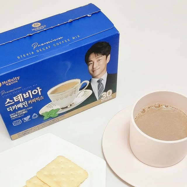 @gaayeoriii on Instagram: "#광고 

지진희 커피로 유명한 맥널티 스테비아 디카페인 커피믹스!

국내 최초❗30년 전통의 맥널티가 개발한 원조 스테비아 디카페인 커피믹스는 깨끗한 물로 카페인을 제거하였으며 
설탕 대신 천연 감미료 스테비아를 사용해 달콤하지만 당류는 제로인 커피예요☕️

기존 맥널티 스테비아 커피믹스의 고소하고 달달한 맛을 그대로 담았으며 무항생제 1등급 우유 함유로 부드럽고 깊은 풍미를 즐길 수 있는데요

칼로리도 35kcal로 부담없이 즐길 수 있고 HACCP인증 설비에서 직접 개발, 생산해 안전한 커피예요 

디카페인이라 맛이 다를까 걱정했는데 기존의 맥널티 스테비아 커피믹스 맛 그대로 부드럽고 달달해서 밤에도 부담없이 즐기기 좋아요😍

당이 걱정되는 분들이나 카페인에 예민한 분, 밤낮 상관없이 커피 드시고 싶으신 분들에게 추천드려요🩷
@mcnulty_official 
.
.
.
.
.
.
.
.
#맥널티 #스테비아 #디카페인 #커피믹스 #디카페인커피 #믹스커피 #지진희 #지진희커피 #맥널티커피 #한국맥널티 #디카페인커피믹스"