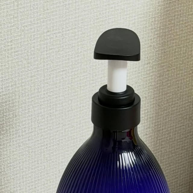 서리비니워니 on Instagram: "#협찬
요 근래 미용실을 잘못선택해서 펌하고 염색하고 머리카락이 개털되어버림…다 잘라버리고 싶은데 그랬다간 커트 머리 될 거 같아서 꾹꾹 참고 있는데
비단머릿결 만들어주는 트리트먼트를 찾음
엄청 부드러워🤭
그리고 향기가 너무 내 스타일 잔향이 엄청 오래감👍

✓ 손상·건조로 모발이 갈라지는 분
✓ 부드러움·탄력·윤기 모두 챙기고 싶으신 분
✓ 힘없는 모발로 볼륨 저하가 고민이신 분
✓ 강한 향보다 자연스러운 퍼퓸 향을 선호하는 분
✓ 탈모 케어가 되는 트리트먼트를 찾는 분
가격도 착하고 대용량이에요👍

#김영대트리트먼트 #손상모트리트먼트 #단백질트리트먼트
#맥주효모트리트먼트"