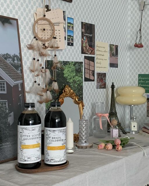 𝐳𝐳𝐢𝐧𝐢𝐡𝐨𝐦𝐞 I 찌니홈 on Instagram: "#zzini_home 🏠
#제품제공 @marniskorea_official

홈카페의 매력에 푹 빠져있는 요즘
#마르니스 서포터즈 1기에 선정 되는 행운이 🍀
서포터즈 활동을 시작하는 제품으로
콜드브루 2종을 선물 받았어요. 

볶은 아몬드/밀크 초콜릿/버터/보리
특징 마일드한 콜드브루의 대표주자
볶은아몬드의 고소함과
밀크초콜릿의 부드러운 질감의 단맛과
바디감이 좋은 #브라질콜드브루 

버터스카치/캔디/당밀/캐러멜
마르니스의 시그니처인 콜드브루.
옛날 슈퍼에서 사먹던 스카치캔디의 달콤함과
버터의 풍미가 어우러진 부드러운 맛의 
#버터스카치콜드브루 

브라질 콜드브루를 먼저 마셨는데
쓴 커피를 잘 못마시는 저에게
쓰지않고 부드러우면서 고소한 맛이 👍🏻
매일 마시기에도 너무 좋을것 같아요!
1L 한병의 원액으로 약 30잔 정도의
커피를 마실수 있다니 가성비가 너무 좋지 않나요?
아직 아이스콜드브루로만 먹어봤는데
라떼로 해먹는것도 기대가 되네요☺️ 

그외에도 콜롬비아 콜드브루, 과테말라 콜드브루, 
콜롬비아 디카페인 콜드브루,
에티오피아 디카페인 콜드브루,
시나몬 콜드브루 등 다양한 콜드브루가 있다고하니
궁금하신 분들은 구경해보셔도 좋을거 같아요!"