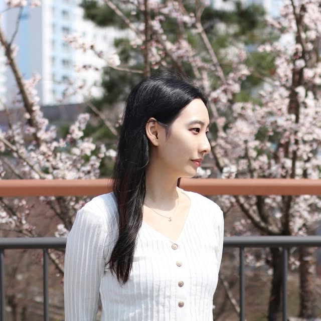 사라 on Instagram: "#광고
봄이니까 가볍게 골지 V슬림 가디건
입고 봄나들이 나왔어요:)

날씬하게 라인을 잡아주어
여리여리함을 강조한 가디건인데요~🌸

단품으로 가볍게 입기에도 좋고
아우터 속의 이너로도 좋아요

금장버튼으로 포인트를 주어 더 고급스러운 느낌!

무엇보다 제 오통통한 몸매를 
날씬해보이게 만들어줘서 맘에드네요~🥰💕

제가 착용중인 가디건은
✅️지그재그에서 🌼오르오 여성 봄 가디건🌟을 검색하시면 나온답니다~

#봄가디건
#골지가디건
#브이넥가디건
#여성봄가디건
#얇은가디건
#니트가디건
#여성니트가디건"
