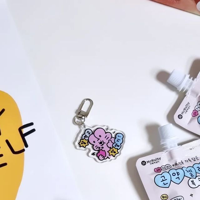 𝒗𝒐𝒗𝒐 𝒎𝒐𝒎💗 on Instagram: "#광고 @mcnulty_official

하루 한포로 끝나는 비타민충전✨️
김토끼와 맥널티의 콜라보로 탄생한 곤약젤리🍑 

몽글몽글 상큼한게 재미있는 식감이예요
곤약젤리에는 비타민 10종의 하루 권장량 100% 이상이 담겨 한포로 충족 가능하답니다~^

너무 맛있어서 저희집에선 착한일 하는 사람한테
한포씩 할당 중이예요😂😂

달콤하지만 당 걱정 없는 제로슈가로 8칼로리🫢 

충분히 포만감도 느낄 수 있는 대박상품 이네요!!
음료에 곤약젤리를 넣어서 펄 음료처럼 마실 수 도
있고~ 최고예요👍🏻

달콤한 복숭아 맛이지만 당 걱정 없는 건강한 간식
곤약젤리 구매시 김토끼 키링도 랜덤 증정해욧🐰

#맥널티 #맥널티커피 #카페맥널티 #김토끼 #다이어트젤리 #다이어트 #복숭아젤리 #비타민 #건강한간식 #곤약젤리"
