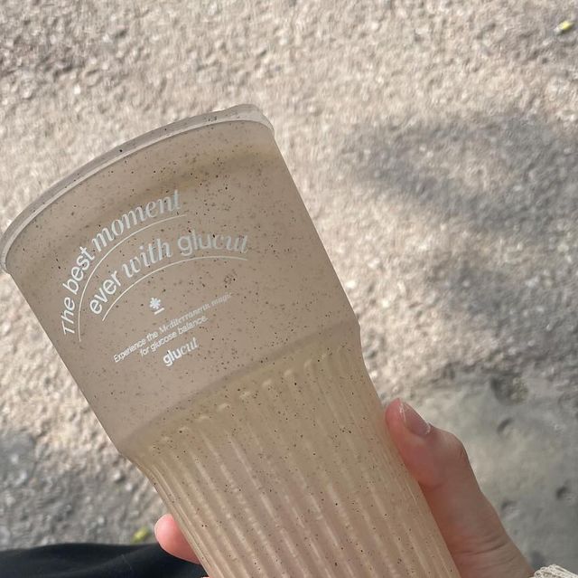 성쥬 on Instagram: "#광고 #협찬 _글루컷 오르조워터 ☕️
커피 중독자 이제 커피 끊어야 해요오우🫠
그래서! 커피 대용품을 찾다가 알게된
📍유기농 보리 커피 글루컷 오르조워터
오르는 이탈리아어로 보리라는 뜻으로 보리를 커피처럼 로스팅한 논카페 차Tea~~~~~입니당

📍이탈리아산 보리와 함께 식후 혈당관리에 도움을 주는 식이섬유 난소화성말토덱스트린이 함유되어 혈당상승억제와 배변활동에 도움을 줄 수 있고, 카페인 0%의 헤이즐넛 향을 즐길 수 있다는 것!

📍가루형 스틱 타입이라 어디서든 간편하게!
다른 커피 믹스보다 보다 2배는 큰 듯…? 꺄르륵🩵

@glucut.official
#글루컷 #오르조워터 #오르조 #논카페인
#디카페인 #보리커피 #혈당관리 #혈당관리식단 #논카페인음료
#카페인제로 #커피대체음료 #homecafe"