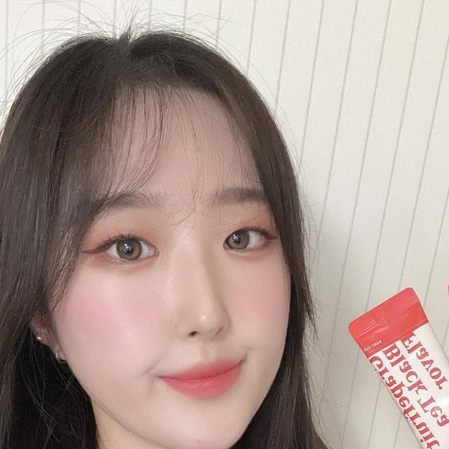 ෆ세화ෆ on Instagram: "#광고 @healthouse365 

헬스하우스의 허리쏘옥 다이어트 자몽허니블랙티맛 소개해 드릴게요

자몽허니블랙티맛으로 맛있게 체지방, 배변, 혈당, 라인 관리 까지 할 수 있는데 1잔에 30칼로리로 칼로리 걱정 까지 없이 마실 수 있는 음료랍니다 체지방, 내장지방, 허리둘레, 뱃살감소에 효과가 있는 가르시니아 함유로 라인이 고민이신 여성분들께 특히 강추드리고 싶어요

탄수화물이 체지방으로 바뀌는걸 막아주는 효과가 있어서 체지방이 고민이신 분들께 추천드리고 배변활동에 도움을 주는 이눌린/치커리 추출물 함유로 다이어트시 고민인 불규칙한 배변에 도움이 된답니다

식후 혈당 상승 억제, 혈중 콜레스테롤 개선에 도움을 줄 수 있는 이눌린/치커리 추출물 함유로 탄수화물 많이 먹는 한국인의 식습관에 딱인데다가 일반식품이 아닌 식약처에서 기능성을 인정받은 다이어트 건강기능식품이니 믿고 마셔보시길 바래요

#다이어트보조제#다이어트음료#저당음료#허리쏘옥다이어트#탄수화물컷팅제#유지어터#자허블#자몽허니블랙티"