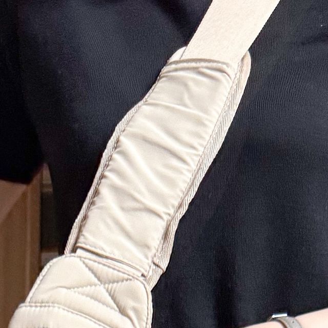 재란 | 여행 숙소 카페 맛집 숙박권이벤트 ₊⁺⊹ on Instagram: "#광고 편안한 소재와 튼튼한 내구성으로 우리 반려견이 편하도록 ..🤍 강아지 슬링백 , 이동용 가방으로 좋은 가방 추천 드려요