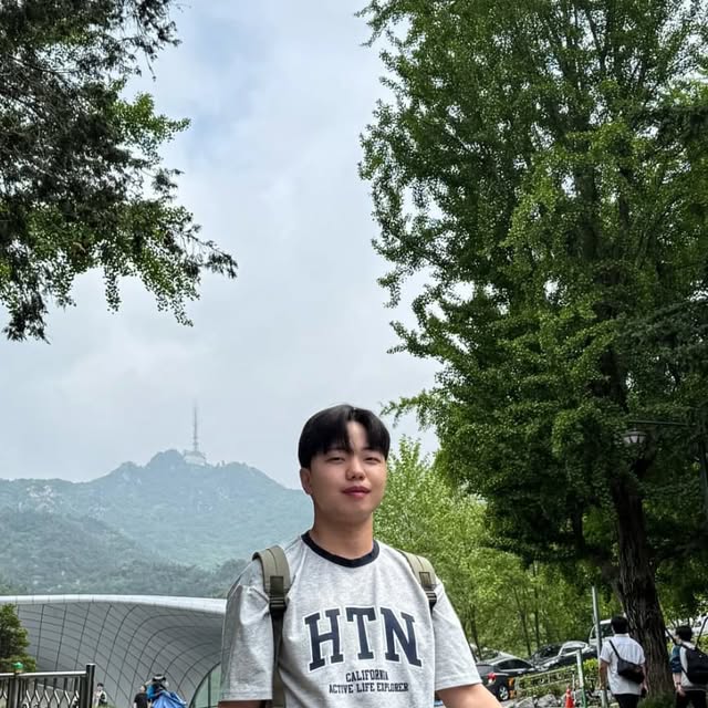 조성진 on Instagram: "#광고 흐릿한 하늘 아래 산책하기 딱 좋은 날씨, 가볍게 입고 나선 데님 팬츠 하나로 기분까지 산뜻해졌어요!

스탠다드에러(@standarderror_official) / 벌룬핏 워싱 와이드 데님팬츠

▪️ 허리부터 밑단까지 자연스럽게 퍼지는 벌룬핏 덕분에 전체적인 실루엣이 꽤 멋지게 잡혔어요. 발등을 덮는 기장감이 요즘 트렌드랑 잘 어울리더라고요👖

▪️ 빈티지한 캣워싱 컬러가 과하지 않게 포인트가 되어줬고, 원단 자체가 부드러우면서 탄탄해서 장시간 입어도 불편함이 없었어요. 자연스럽게 구김지는 질감도 마음에 들었어요🌀

▪️ 저는 밝은 그레이 티셔츠와 매치해서 편안한 분위기로 연출해봤고, 캐주얼한 백팩과 러닝화로 마무리해봤어요. 평소 데일리 팬츠로 손이 자주 갈 것 같은 느낌이에요🧢

#스탠다드에러 #데님추천 #데님팬츠 #데일리룩 #코디추천 #빈티지데님 #데님#팬츠 #바지 #청바지 #남여공용팬츠 #남녀공용데님 #워싱데님 #DenimPants #Denim #Pants #STANDARDERROR"