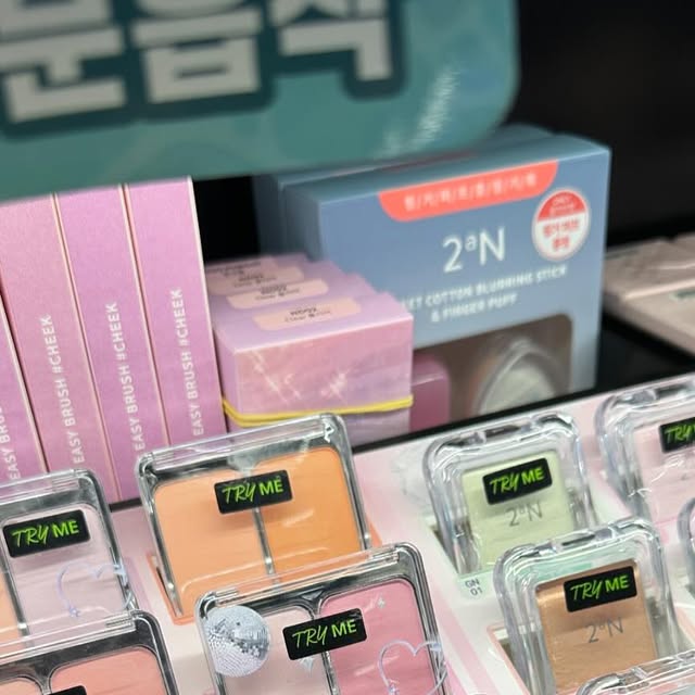 옐💟 on Instagram: "#광고
영롱함이 미친 투에이엔 제품을 만나봤지요💗
은은한 컬러가 매력적인 조합으로
쿨톤부터 웜톤까지 걱정 없이 사용 가능한 
패키지 구성이 너무 맘에 들어요😉
지금 립도 투에이엔 사용할 정도인데 여러분 색조 맛집?
투에이엔이 답입니다🙊👍🏻👍🏻
올리브영에서 할인 중이니 바로 달려어어어-!

#광고#투에이엔#블루밍가든#올영추천#봄웜#봄웜라#듀얼치크#하이라이터#2aN"