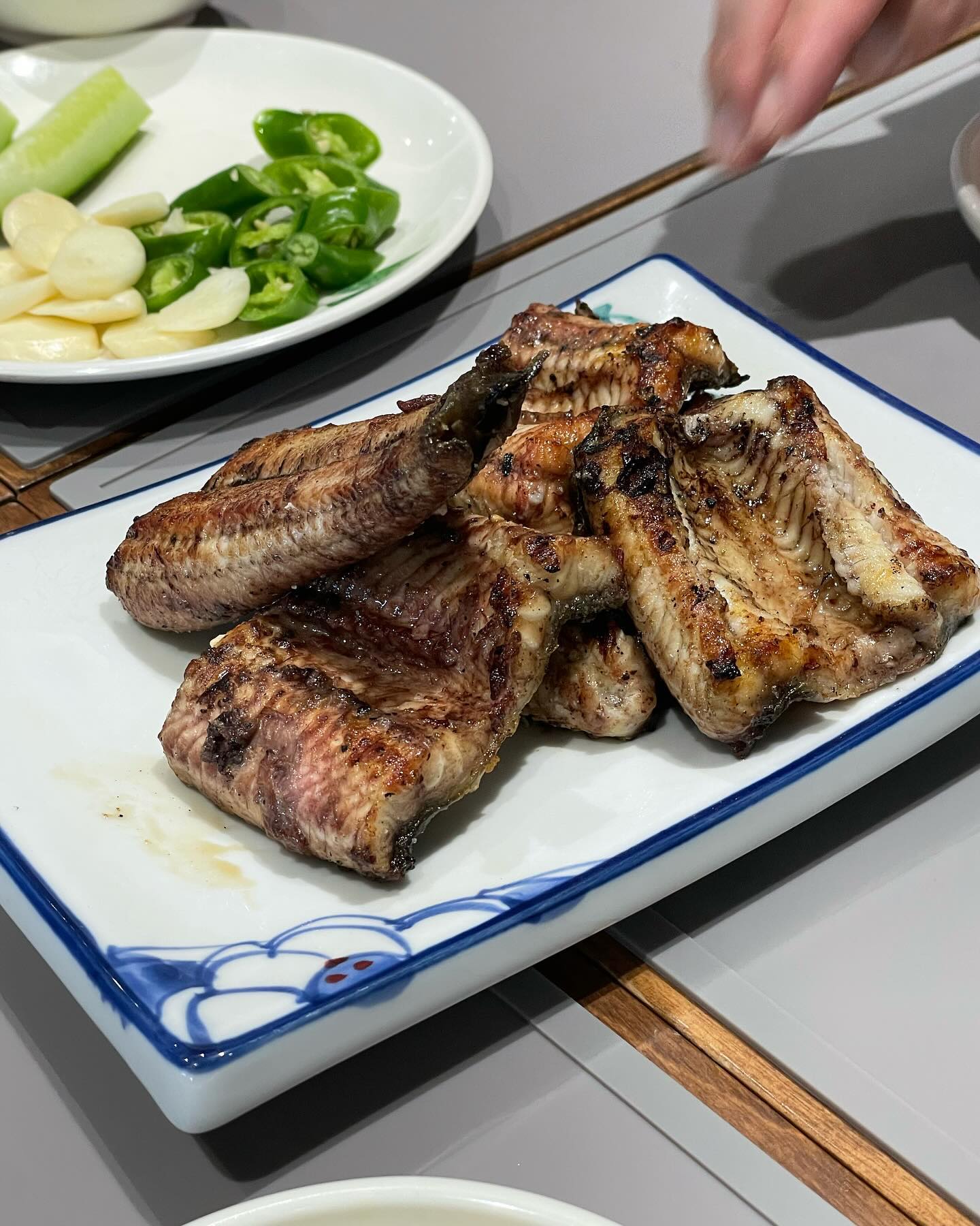 규모가 진짜 컸던 파주 반구정나루터집! 맛집이라 웨이팅 있을까봐 오픈 30분 전에 도착해서 1번으로 대기 했는데 예약이 되나보더라😂 ㅋㅋ 

반찬 깔끔하게 나오고 워낙 커서 그런지 로봇과 직원분들이 합작해서 서빙을 해주신다. 

소금구이, 양념구이 (1인분 250g 60,000원) 4인분씩과 메기매운탕 주문!
직원분들이 가게 복도? 같은 곳에서 숯으로 장어를 다 구워주셔서 편하게 먹을 수는 있지만, 접시에 담아져 나오니 장어가 다 식어서 생각한 것보다 맛은 좀 아쉬웠다😭 대신 메기매운탕 양이 엄청 많은데 생선이 담백해서 수제비랑 한 사발 먹었다😆 

궁금했지만 가격이 워낙 비싸서 다음에 또 갈지는 고민하게 되는
파주 반구정나루터집