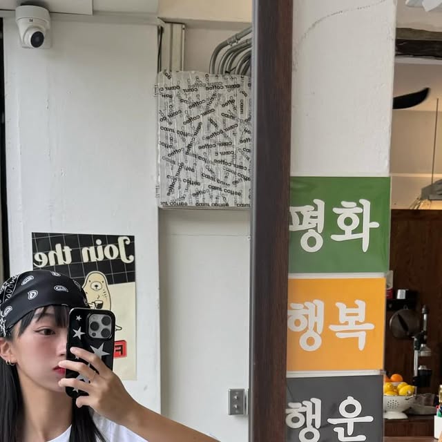 🕌 주주남매맘 헤디니 월드 🕌 on Instagram: "수정화장 안하는지라 피부 화장만 무너져도 멘붕오는 나,,
더 한건 아침에 했던 눈화장이 증발해 있으면
거의 울기 직전,, ㅜ ㅜ 귀찮아서 수정화장 안하는 나라서
제품 발색력 유지력 지속력을 매우 중요하게 생각하는데
얘는 아침에 한 아이 메이크업도 저녁까지
그대로 선명히 남아있어서 기존에 쓰던 라이너 청산하고
@kkotvora_official 얘로 갈아탔어요!
아침에 메이크업 하고 오후 저녁먹기전 거울 셀카에도
보이나요? 저 선명한 그대로의 모습,,
0.15mm 슬림 극세모 브러쉬로 자유로운 드로잉이 가능하고
얇은 피부를 생각한 소프트 라이너라 섬세히 메이크업 되더라구요!
패키지 디자인도 예쁘고 내 파우치 필수템 됐어요!

#광고#꽃보라1924#비건화장품#눈화장#아이메이크업#리퀴드아이라이너#붓펜아이라이너#워터프루프#새댁 #새댁스타그램 #육아맘 #육아맘일상 #육아맘그램 #남매맘 #남매맘그램 #애둘맘 #애둘맘일상 #애둘맘그램 #애둘엄마 #엄마일상 #딸아들맘 #아들딸맘 #셀카그램 #내지분 #내셀카 #셀카그램 #셀카타임 #셀카투척 #젊줌마 #젊은엄마 #거울샷"