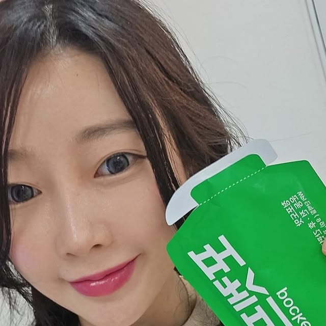 소정 ❣️ on Instagram: "#광고 파우치에 쏙 가방에도 쏙
간편하게 들고다닐수있는 #포켓프로틴 
셰이크통이필요한 가루형들은 귀찮아서 안먹게되는데,
이건 뜯어서 마시기만 하면되서 좋아요💖

매장과 집 냉장고에넣어두고 에너지가떨어질때 한포씩💖

✔️ WPI 단백질만 사용하여 유당불내증이 있어도 걱정없이 마실수있어요
✔️포도당이 함유되어있어서 즉각에너지 충전✨
✔️BCAA 비타민이 함유되어근육합성 및 회복의 도움을줍니다

간편히 에너지섭취를 원하시는분들께 추천해요🫶

#인포헬#포켓프로틴#간편프로틴#인포헬포켓프로틴#프로틴추천#프로틴"