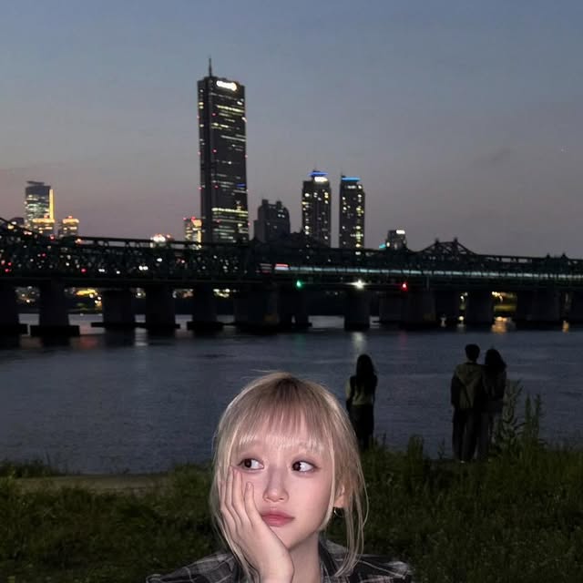 EUNCHAE BAEK on Instagram: "@vivabrown_official  #광고 

 살짝 잡아주는 라인이 매력적인 비바브라운의 슬림핏 체크 셔츠는
여성의 체형에 맞게 제작되어 깔끔한 핏을 연출해줄 수 있어요

길이도 골반에 걸쳐져 어떤 하의를 입어도 상, 하의 밸런스가 좋을 거예요!

지금같은 간절기에는 이너 나시를 레이어드 해
슬림한 셔츠 아우터 느낌으로 연출해도 예쁠 디자인과 핏,
그러나 까슬까슬함 하나 없는 원단으로 
단독 착용시에도 무조건! 편안한 터치감을 느낄 수 있답니다...♡ 

한여름을 제외한 모든 계절, 편안하고 예쁘게 착용하실 수 있는 제품이라
슬림핏 셔츠 찾고 계신다면 꼬옥 꼭 추천드릴게요👍

.

+체크 패턴 컬러 조합도 너무 예쁘니 
공홈 또는 무신사에서 제품 상세 꼭 확인해보시길...바랍니댜...🤤

.

.

.

#비바브라운 #VIVABROWN #빈티지셔츠  #셔츠 #슬림핏셔츠 #데일리룩 #셔츠추천  #간절기셔츠 #체크셔츠  #Shirt  #CheckShirt  #Long_Sleeved_Check_Shirt #여자체크셔츠 #빈티지스타일 #디자이너브랜드 #여자쇼핑몰추천 #무신사브랜드 #의류학과 #패션계정맞팔 #패션계정소통"