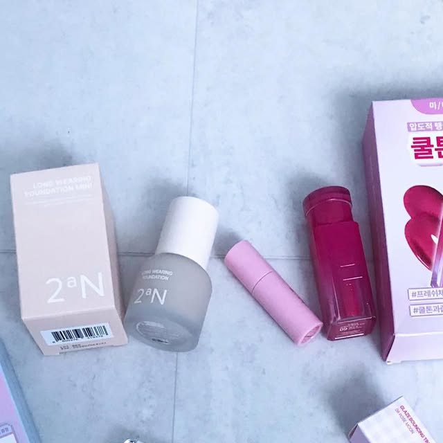 백현 on Instagram: "#광고#올영픽#올리브영추천템#올영필수템#러브버블컬렉션#롱웨어링파운데이션미니#컬러플레이듀얼라이너  @2an_official 투에이엔 에서 새로나온 플럼핑 효과가 있는 틴트와  여행용으로 저격인  미니 피운데이션  그리고 여쿨 저격 뽀용뽀용  블러셔까지.  파운데이션은 바르고나서 퍼프로 두둘겨주면 점점 밀착력이  강해지는느낌이고  바운싱틴트는 처음바르고 시간지나면 광택이 더 나는  그런 요물 틴트  광나는거 좋아하면 이바운싱틴트는 꼭 사시길"