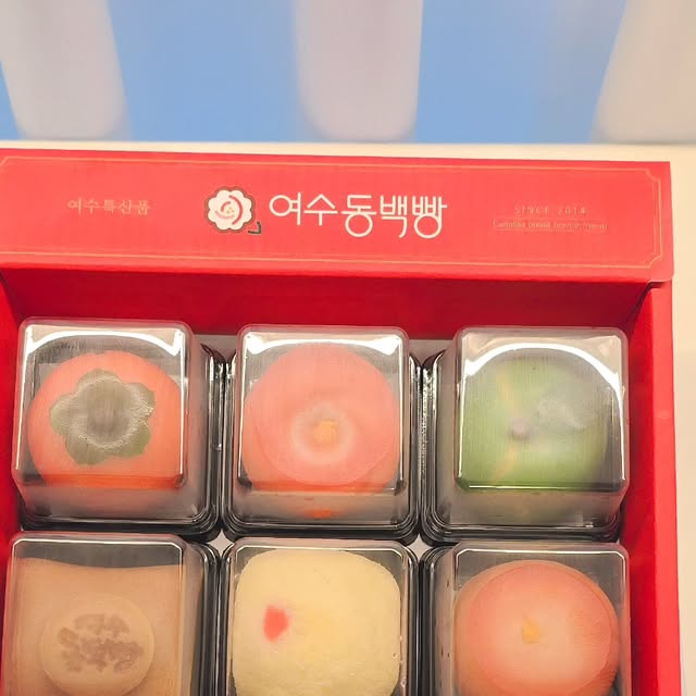 박서아 on Instagram: "#제품제공  여수여행 필수 코스! 여수동백빵

여수로 가족들 초대를 계획하면서 다양한 간식들을 선물로 준비하고 싶었어요. 그중에서도 여수간식선물로 유명한 여수동백빵을 방문하게 되었답니다. 가족들과 함께 즐길 수 있는 특별한 간식을 찾고 있었는데, 동백빵과 함께 다양한 수제 디저트를 만날 수 있어 기대가 컸어요. 특히 여수간식선물로도 손색없는 동백빵 세트를 미리 사용해보고 싶어서 방문하게 되었어요.

동백빵을 포함한 여수동백빵의 모든 제품들은 당일 제작된 수제로, 한정 수량만 판매된다는 점이 정말 매력적이었어요. 여행 중에 만나는 특별한 간식이니만큼 신선함이 중요했는데, 이곳은 그 점에서 완벽했답니다. 또, 사장님께서 가족에게 먹인다는 마음으로 하나하나 정성스럽게 만들기 때문에 더 믿음이 갔어요.

🍞 동백빵과 함께한 달콤한 경험

여수동백빵에서 받은 동백빵 2호 세트와 꿀빵을 가족모임 전에 미리 맛볼 수 있었어요. 동백빵은 팬에 구워진 빵으로, 완두앙금이 들어 있어 부드럽고 고소한 맛이 일품이었어요. 입안 가득 고소함이 퍼졌답니다. 

꿀빵은 이름 그대로 꿀의 달콤함이 가득한 빵이었어요. 겉은 달콤하고, 속은 부드러운 식감이 매력적이었는데, 당도가 낮아서 부담 없이 즐길 수 있었어요. 여수동백빵의 모든 디저트가 그렇지만, 이곳은 남녀노소 모두 즐길 수 있도록 당도를 조절해서 만들었기 때문에 아이들과 함께 먹기에도 딱 좋았어요.

🌸 동백과 함께하는 다양한 굿즈

여수동백빵은 동백빵뿐만 아니라 동백과 관련된 다양한 굿즈들도 판매하고 있었어요. 동백꽃을 테마로 한 예쁜 소품들이 많아서 여행 기념품으로 사기에도 좋았답니다. 

매장 내부와 작업 공간도 정말 깔끔하고 청결했어요. 사장님께서 위생과 청결에 가장 신경 쓰신다고 하시니 안심하고 먹을 수 있었어요. 특히 작업 공간까지 볼 수 있었는데, 정말 위생적으로 신경 쓴 게 보였어요. 여수동백빵은 단순히 맛있는 디저트만 있는 게 아니라, 믿고 먹을 수 있는 곳이라는 점이 큰 장점이었어요.

🎁 선물용으로도 완벽한 여수간식선물

동백빵은 낱개부터 상자 포장까지 모두 신경 써서 준비되어 있어서 선물용으로도 정말 추천드리고 싶어요. 여행 중에 만나는 간식들이나 기념품을 선물할 때 고민이 많았는데, 이곳의 디저트는 패키지 자체가 너무 예뻐서 받는 사람도 기분 좋을 거예요. 특히 가족여행 중에 부모님이나 친구들에게 줄 선물로 딱 좋았답니다.

여수여행을 다녀온 후, 동백빵은 여수간식선물로도 손색없는 선택이었어요. 여행의 추억을 담아 선물할 수 있는 간식으로도 좋고, 직접 먹으면서 여수의 맛을 느낄 수 있는 특별한 디저트였어요. 여수동백빵에서 만든 모든 제품들이 수제로 정성스럽게 만들어졌기 때문에, 타 제품들과 비교할 수 없는 특별함이 있었답니다. 다음에 여수를 방문하게 된다면, 또다시 들르고 싶은 곳이에요!

#협찬 #여수여행선물 #여수디저트선물 #여수간식선물"