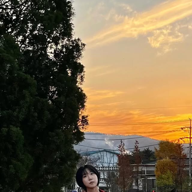 김깜찍 on Instagram: "갑차기스러운데 겨울 취소해도돼? 

핀턱 포인트 디테일이 들어가있는 빈티지하고 트렌디한 컬러감의 워싱 허리부터 밑단까지 와이드하게 떨어지는 핏의 데님 팬츠 게다가 부담없는 터치감과 견고한 내구성으로 편안한 착용감과 튼튼하고 부드러운 지퍼 플라이 디자인 심지어 전면 포켓과 후면 포켓으로 넉넉한 수납공간 까지 
...
나 아직 이거 더 입고싶어

#광고#오사와#osawa#여성스트릿#캐주얼#페미닌#트렌디룩#데일리룩#모던시크#스트릿패션#코디추천#데님팬츠#와이드팬츠#하의#팬츠#바지"