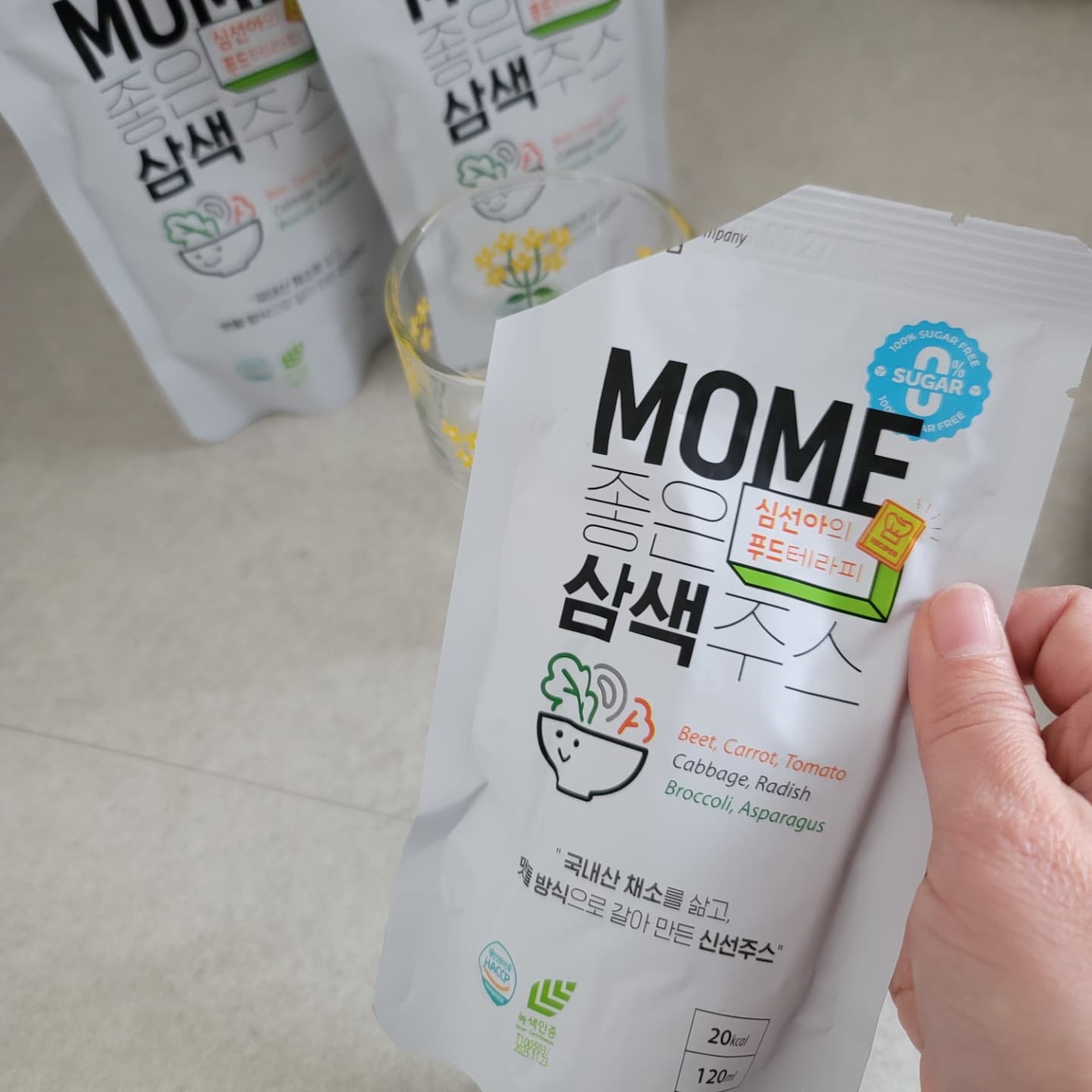#광고
#야채주스 #쾌변주스 #디톡스주스 #저칼로리주스 #더몸컴퍼니

맷돌로 블렌딩 한 주스라 그런지 
농축되고 진~한 채소의 맛이 느껴지는 건강한 주스예요 
국내산 싱싱한 채소들로 건강하게 만들어져 
채소의 싱싱함이 느껴지고 
한팩에 영양소 가득 들어있어 
바쁜 아침 출근길에 간단하게 한잔 먹으면 
든든하고 간단하게 건강 챙길 수 있어요 
한 책에 20칼로리로 부담 없이 마실스 있는 건강한 야채주스 삼색주스 추천합니다