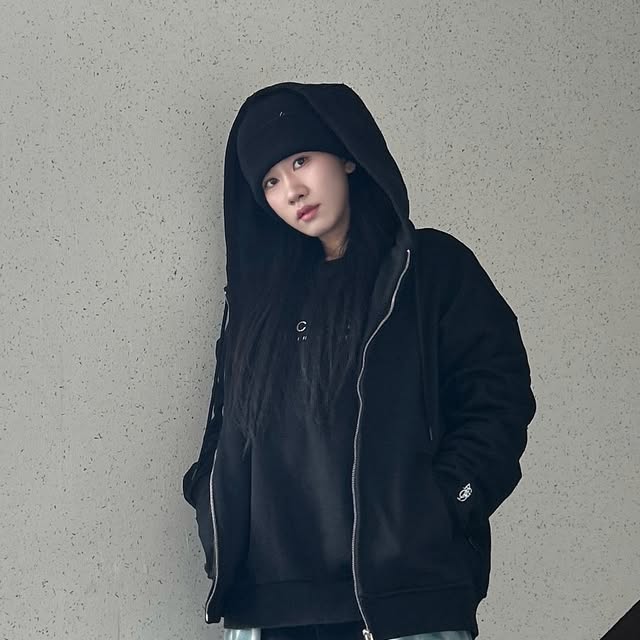 명희 on Instagram: "비니는 후드까지 써야 완성이라며 나 비니 처음 쓰는데 공항도둑인건가🤨🧐 . . . #광고 #무신사 #에이지오디 #비니코디 #캐트릿 #스트릿 #스내치드아웃핏 #힙혜오피