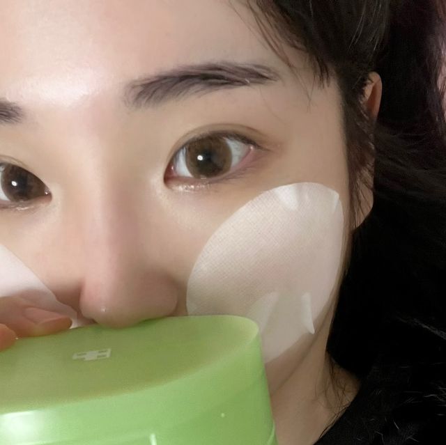 +(82) 소윤님이 회원님을 좋아합니다. on Instagram: "신상)메디큐브엑소좀 시카카밍패드💚 . 메디큐브 엑소좀 시카카밍패드로 쉽게 요철진정효과 본 후기❗️ . . 메디큐브의 신제품으로 기존