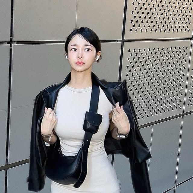 네이버 상위1프로 리뷰어 🥇 god_taeri on Instagram: "사람많은거 이제 딱질색
지난달꺼 이제 올리기~😎
(코너에 있는 사진 잘라내기로 옮겼더니 공중부양 느낌이자나??!!ㅋㅋ)

우리인님들 명절연휴 잘지내고 계시지요??
전내일 출근...
하도 먹고 누워있어서 소화불량에 괴롭다 ㅋㅋ

너무 누워있어도 온몸이 쑤시는규나..ㅋㅋ
비와서 그런가...🌧️

드라마 몰아보기 하는중인데
폭군끝나고 잼나는 드라마 추천해주세요~✋🏻

낙이없어...ㅋㅋ

그래도 다들 맛난거 먹고 완충하기~🩵

비야 내려라~~#비성애자

#산책중 #저녁먹으려고운동 #ddpseoul #ddpfashionweek #우기 #내일불금 #맛저하세요 #무신사"