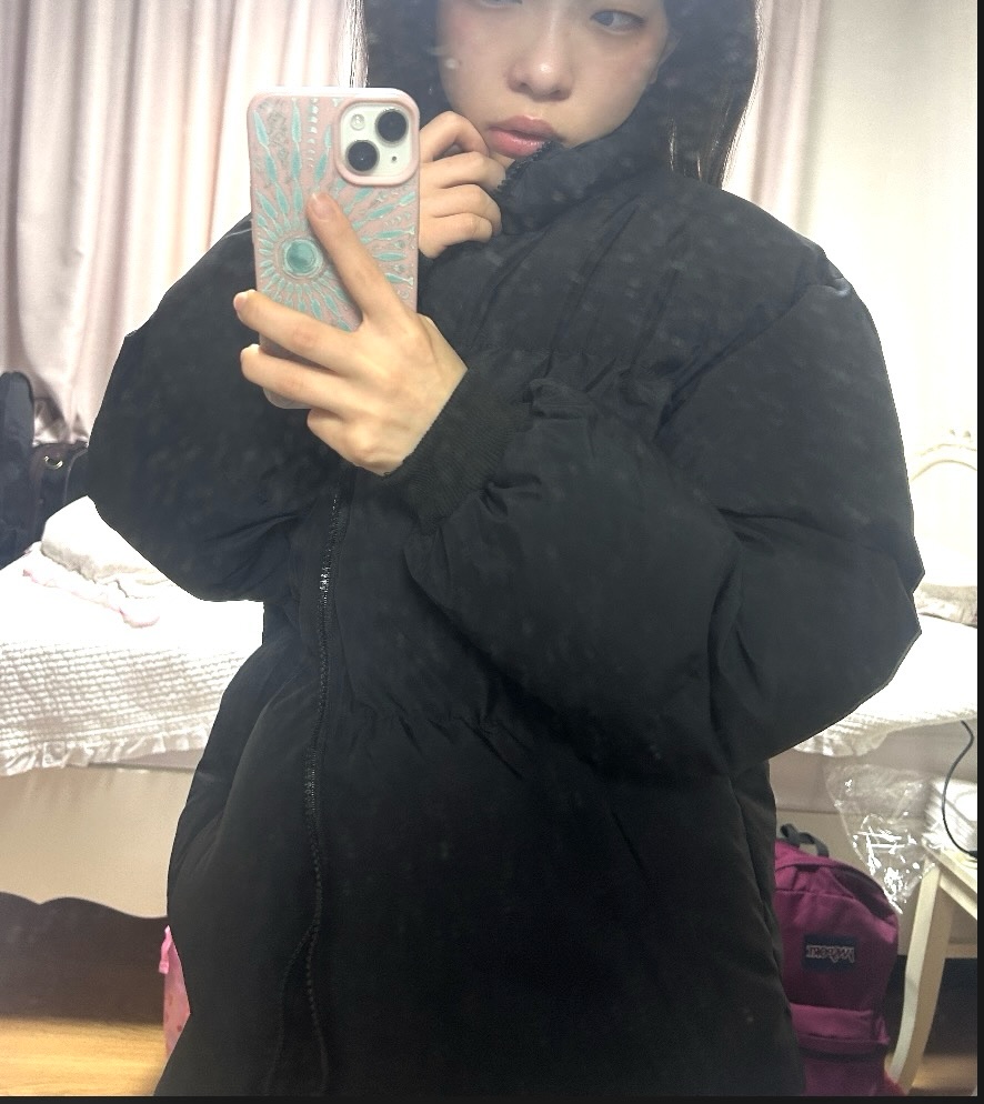 따뜻해지기 전에 가장 손이 자주 갔던 미츠리 크롭 하이넥 패딩이예요🖤 

베이직한 디자인이라 어떤 코디에도 자연스럽게 어울리고, 전체적으로 깔끔한 무드가 너무 마음에 들어요.

넉넉한 핏이라 활동할 때도 편하고, 후드나 니트랑 레이어드하기 딱 좋아요✨

그리고 저는 입었을 때 두툼하지만 답답하지 않은 소재로 손이 정말 많이 갔어요!

사실 컬러도 핑크,하늘 등등 다양해서 취향대로 선택할 수 있는 것도 포인트💭

데일리 패딩 찾고 있으면 완전 추천!
https://osawa.co.kr/