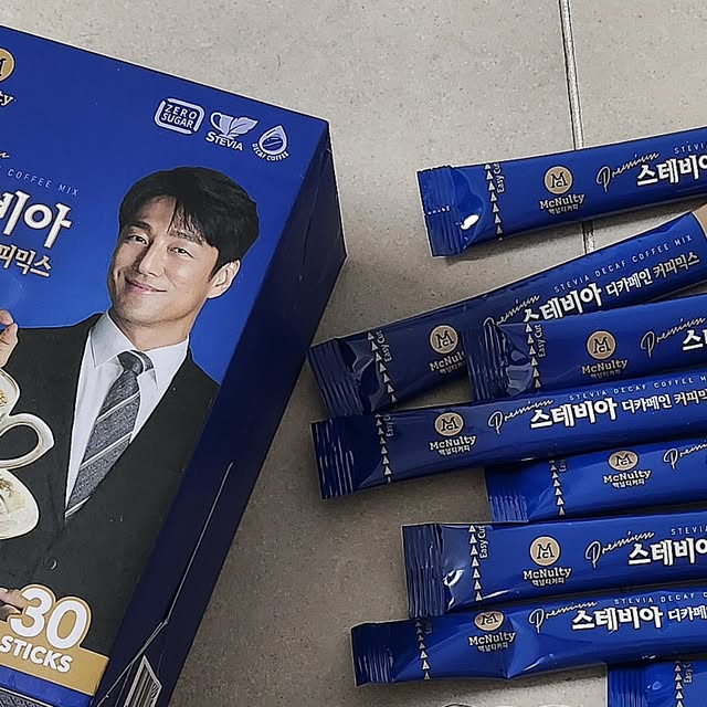 @eun.__.mi0313 on Instagram: "#제품협찬
<맥널티 디카페인 스테비아 당제로 커피믹스>
30년 전통의 K-커피 산업 1세대 맥널티가 개발한 국내 최초 원조 스테비아 디카페인 커피믹스☕ 

설탕 대신 천연 감미료 스테비아로 건강한 단 맛을 내고 카페인 99%를 제거한 디카페인 커피와 무항생제 1등급 우유를 황금 비율로 블렌딩하여 진한 커피의 향미와 감미롭고 더욱 부드러운 단맛을 낸 디카페인 커피☕️ 

HACCP인증 설비에서 직접 개발,생산해 믿고 먹을 수 있으며 35kcal로 부담없이 즐길 수 있어요.

일반 커피믹스 스틱 당 카페인 50~60mg, 맥널티 스테비아 디카페인 커피믹스는 스틱 당 카페인 함량 고작 0.02mg ! 

(🫢6천만 잔 이상 판매되었다는)기존 맥널티 스테비아 커피믹스의 고소하고 달달한 맛을 그대로 담은 디카페인 커피믹스 

커피 대회 골든컵 국제심사위원이 직접 선별한 원두와 개발한 레시피로 완성된 커피믹스 

맥널티만의 환경친화적이고 친인체적인 카페인 제거,스위스 워터 프로세스를 거친 생두 사용 

스위스 워터 프로세스란? 
✔️ 깨끗한 물로 카페인 제거하는 방법, 가공 과정에서 설탕, 화학물질 사용 No!
✔️물과 카본 필터만 사용한 맛과 향은 유지, 카페인만 99% 제거! 

당이 걱정되는 분,카페인에 예민한 분, 밤낮 상관없이 커피 드시고 싶으신 분들에게 추천! 

#맥널티#스테비아#디카페인#커피믹스#디카페인커피#믹스커피#지진희#지진희커피#맥널티커피#한국맥널티"