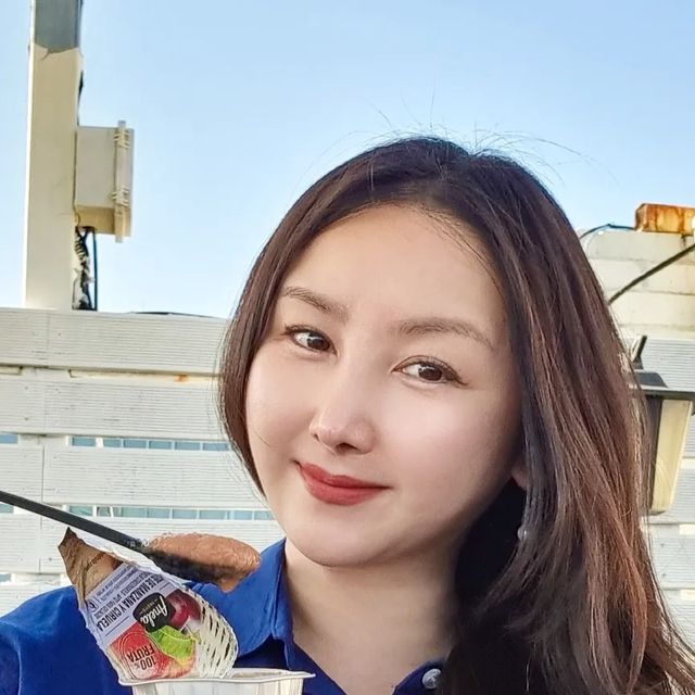 Tara 황언주 on Instagram: "#광고《 아넬라퓨레 생푸룬맛 》 

다이어트로 변비가 있는 사람들이 
효과를 많이 보는 푸른주스. 
나도 몇 번 마셔보고 그 효능을 느낀 적이 있다. 

하지만 시판되고 있는 푸룬주스의 원재료를 확인해 보면
화학첨가물이 설사를 억지로 유발하는 제품도 있는데 

아넬라 생푸룬은 과일의 자연스러운 맛과 영양소, 
천연 생과일 100%만 담아 첨가물이 없어 
임산부가 먹어도 되는 안전한 푸룬이다. 

설탕 ❌️ 보존제v❌️ 비타민 ❌️ 방부제 ❌️
오직 과일만 100%라 안전하다. 

푸룬주스는 특유의 향 때문에 호불호가 나뉠 수 있는데
63년 전통의 과일퓨레전문 브랜드, '아넬라'가 만든
이 퓨레는 억지로가 아니라 맛있게 푸룬을 먹을 수 있다.
특히 냉장고에 넣어 차갑게 먹으면 더 맛있다. 

요거트, 스무디, 디저트나 베이킹 재료로 활용하기에도
괜찮은 아넬라 퓨레🤍
.
.
.
.
.
#무첨가푸룬#푸룬주스#임산부변비#푸룬다이어트#건강한푸룬#다이어트변비#아넬라생푸룬#아넬라푸룬#푸룬주스대신#맛있게#첨가물없는#아넬라퓨레#임산부푸룬주스#푸룬주스대신아넬라"
