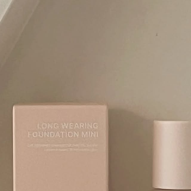 이 지은 on Instagram: "#광고 

요즘 화사하면서도 은은한 블링블링한 
메이크업 자주 하게 되는데요✨
그럴 때 손이 자주 가는 게 바로 투에이엔이에요💄

이번에 신제품이 나왔더라구요!
	•러브 버블 컬렉션(6종)
	•롱 웨어링 파운데이션(4종)
	•컬러 플레이 듀얼 라이너(5종)

그중에서 제가 가장 마음에 든 건 
바로 퓨어 글래시 하이라이터였어요🤍
자연스럽게 반짝이면서 피부에 생기를 주니까 
아침부터 기분이 확 좋아지더라구요!

#롱웨어링파운데이션 은 얇게 착! 
밀착되면서 투명한 아기피부처럼 만들어주우
한여름에 쓰기에도 딱이 었어요 ! 

그리고 듀얼 치크는 하나로 발그레한 
볼을 완성할 수 있어서 너무 편해서 
너무 만족했어요 

메이크업은 투에이엔으로 
기분 전환 제대로 하고 있답니다🤭

@2an_official 
@2an_official 

#투에이엔 #올영픽#올리브영추천템#올영필수템#러브버블컬렉션#롱웨어링파운데이션미니#컬러플레이듀얼라이너"