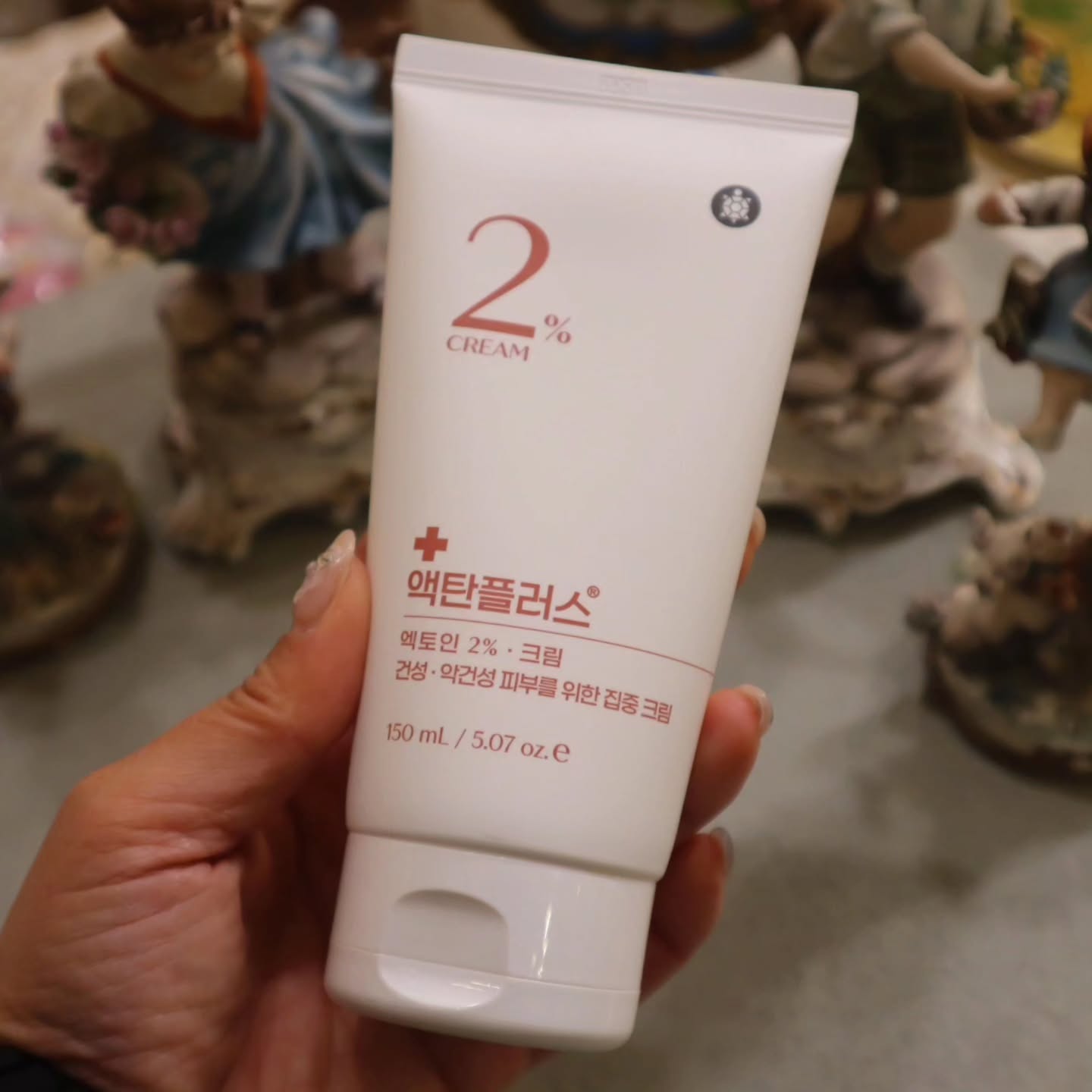#협찬

날씨가 쌀쌀하다보니 외부 노출이 많은 손등부터가 쩍쩍갈라지는 걸 보고 피부 수분감을 채우기 위해 크림을 알아보던 중 알게 된 리베스킨 액탄플러스‼️

100시간 보습을 유지해주는 악건성크림으로 이미 인기몰이중이었는데요.
쫀득한 제형감인데 끈적임 없이 마무리 되어 아침저녁으로 항상 챙겨 바르는 보습크림이랍니다.

푸석해져버린 피부에 이제 수분듬뿍 넣어주세요.🙏

제품에 대하 알아보로록 할게요.

[리베스킨LAB] 액탄플러스 독일정품 로나케어 엑토인 2% 크림.🫧
✔️ 엑토인 성분 2%함유
✔️ 개구리밥 추출물 함유
✔️ 비타민E, 베타인 함유
✔️ 100시간 보습 

ribeskinmed_kr ribeskinmed ribeskinpro

#리베스킨 #ribeskin #액탄플러스 #엑토인크림 #수분크림