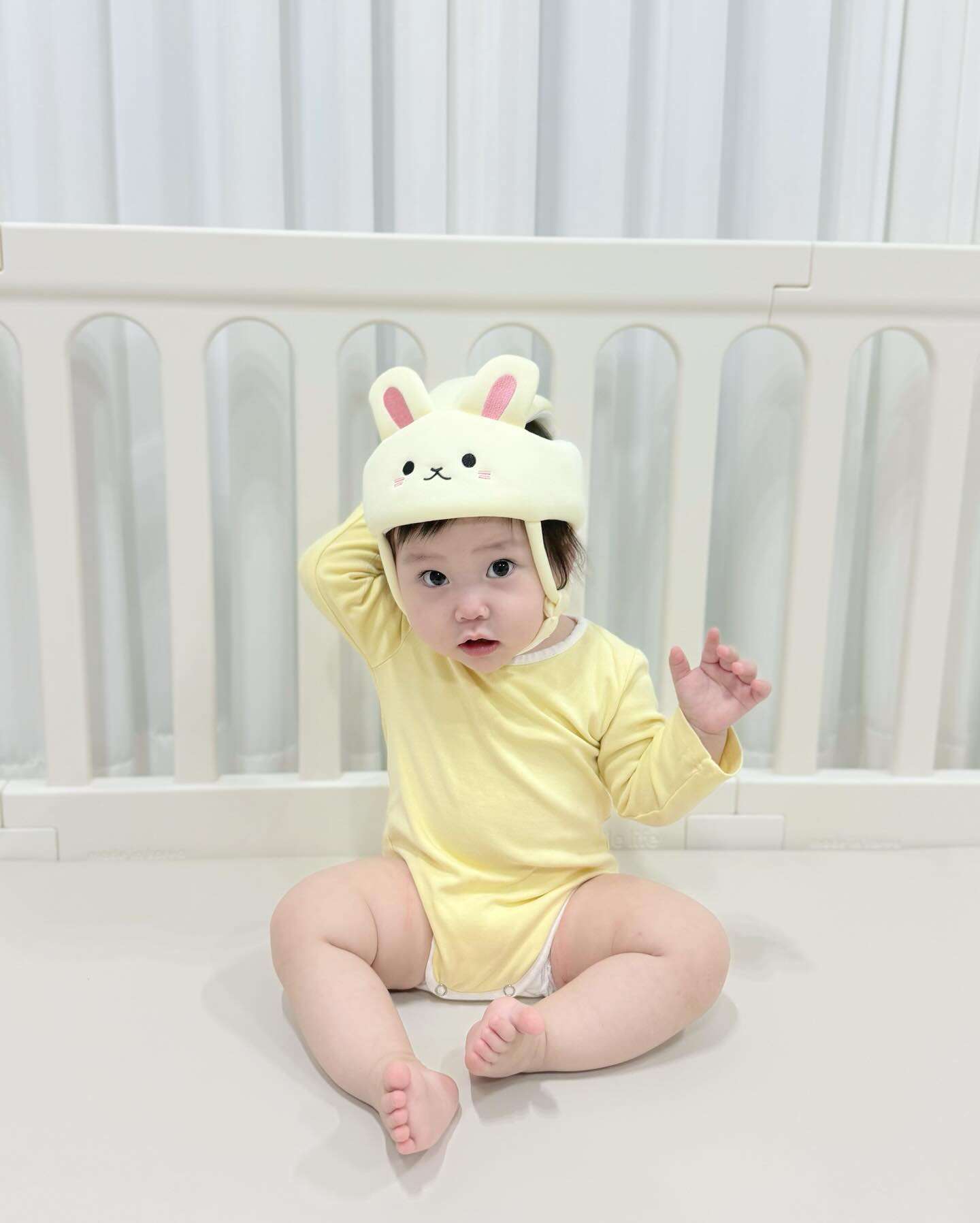즌이🎀 | 대구카페투어 | 시소맘 | VIP•FAM👑 on Instagram: "#협찬 🐰⛑️

이제 11개월 접어든 소연🧸
요즘 서있는 시간도 늘어나고,
한두발씩 걷기 시작했는데
그러면서 이리쿵! 저리쿵! 으앙😂

이럴때 필요한건 ?!
로맘틱스 머리쿵 보호대 🪽

기존에 등에 가방처럼 매는 타입의
뒤쿵이를 사용했었는데 불편해 하기도 하고
뒤만 보호해주고 머리 전체를 감싸주지 않으니
가끔 위험할 때가 있더라구요 ? 🥲

그래서 이번에 헬멧형을 사용해보니
소연이도 움직이는데 훨씬 덜 불편해 하고
전체적으로 감싸주니 다칠 걱정없고 !
아기도 좋고 , 엄마도 좋은 로맘틱스 아기헬멧💗

통기성도 좋아서 땀많은 아기 걱정없고
사이즈도 세심하게 조절이 되니까
딱 맞게 착용해서 더욱 안전할 수 있어요
폭신폭신하니 머리위로 뭐가 떨어져도 안심🥰

우리아기들 첫 걸음마 시작할 때
넘어지는게, 부딪히는게 두렵지 않도록 !
로맘틱스 머리쿵 보호대와 함께하면
씩씩하고 안전하고 즐거운 걸음마💗

🏷️ 로맘틱스
@romomtics

#머리쿵보호대 #아기머리보호대 #아기헬멧 #로맘틱스 #머리쿵쿠션 #머리쿵방지 #안전모자 #신생아필수템 #아기선물"