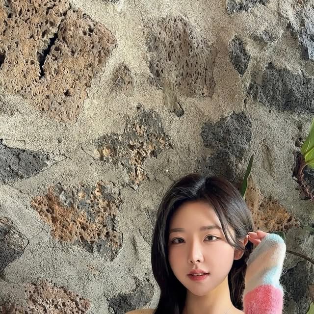 린 on Instagram: "#광고
@tirrlirr_official 
✨새로워진 #티르리르 , 그 첫 느낌.
이번 시즌, 티르리르가 감각적으로 리뉴얼되며 단독상품까지 선보였다는 사실!
⠀
클래식한 감성에 트렌디한 무드를 더해,
지금까지의 티르리르와는 확실히 다른 무드.

미니멀하지만 눈에 확 들어오는 실루엣이 마음에 든다~
살짝만 움직여도 반짝이는 오벌 쉐입 펜던트가
데일리룩에 세련된 포인트를 만들어준다!
⠀
📌 TirrLirr는 ‘맑고 깨끗한 종소리’라는 뜻을 담은 브랜드로,
여리여리하고 감성적인 디자인이 시그니처였는데,
이번엔 더 모던하고 입체적인 분위기로 업그레이드!

목걸이로 룩에 포인트 주기 성공!

#무신사 #29CM #실버주얼리 #실버반지 #실버목걸이 #실버귀걸이 #실버 #액세서리"