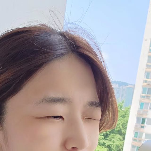 최숙현 on Instagram: "#협찬 물 한 방울 안 흘렸는데 시원함 폭발!💨
SMIRIA선풍기
여름 필수템 리스트에 단연 1순위✨

SMIRIA선풍기 하나면 어디서든 
COOL하게 여름을 즐길 수 있어요😎

가장 눈에 띄는 건 고리형 디자인!
백팩이나 바지 고리에 툭 걸기만 하면 끝👝

편하게 이리저리
양손이 자유롭게
캠핑, 등산, 출퇴근길, 심지어 강아지 산책할 때도 
가볍게 휴대용으로 그리고 
고리걸어서도 완전 편해요🐾

그리고 이건 단순 선풍기가 아님!
송풍+냉각 기능까지 
탑재돼서 바람만 부는 게 아니라
진짜 냉기가 싹 돌면서 
땀이 쏙 들어가는거 실화입니까

또 뭐?
놀랍게도 1단부터 100단까지 세밀하게 조절 가능!
살랑살랑 부드러운 바람부터 
땀샘 쓸어가는 강력한 바람까지
내 맘대로 세팅 가능해서 넘 좋음

내 취향대로 세팅하는거 가능입니다~!

날개는 5엽 구조로 돼 있어서 바람이 더 부드럽고 풍성~
귀 안 아프고 소음도 적어서 조용한 실내에서도 문제없어요🙆‍♀️

게다가 음이온 기능까지 있다고요?!
그냥 시원한 바람만 나오는 게 아니라
미세먼지 걱정 줄여주는 공기 정화까지 챙긴 똑똑템🍃

휴대성과 성능 다 잡은 ✨완.전.만.족✨템이에요
🔥한여름 필수템 찾고 있다면 이건 무조건 픽!
이제 선풍기도 패션처럼 들고 다니자💁‍♀️

쿠팡에
SMIRIA선풍기
SMIRIA
검색💜

#SMIRIA선풍기 
#SMIRIA #손선풍기 #무선냉각선풍기 #냉각선풍기 #미니휴대용선풍기  #휴대용선풍기 #충전식선풍기 #선풍기 #선풍기추천"