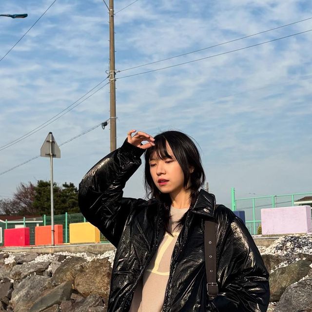 지연 on Instagram: "#광고 따뜻하고 가벼운 글로시 아우터 ✨"