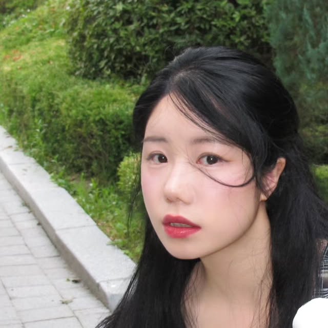 Jisoo on Instagram: "#협찬 #유료광고 여름 필수템💙 SMIRIA선풍기로 더위 안녕~ 🌬️

요즘 날씨 뭐죠..? 진짜 나가기 무서운 여름 😵
그럴수록 가방 속에 꼭 있어야 할 필수템 하나!
바로 이 SMIRIA 무선 냉각 선풍기에요 💨

작고 가벼운 디자인인데,
✔️ 풍력 미쳤고
✔️ 냉각패드로 쿨링감 제대로고
✔️ 충전식이라 휴대성까지 완벽!

저는 주로 캠핑이나 장거리 외출할 때 꼭 챙겨가는데,
강력한 바람+시원한 냉기 덕분에 땀이 안 나서 메이크업도 무너지지 않아요🧊
심지어 세워두면 탁상용으로도 쓸 수 있어서
사무실, 독서실, 야외활동 전부 OK✨

특히 요즘 쿠팡에서 한정 특가 중이라
휴대용 선풍기 찾고 계셨던 분들 지금이 기회예요!!
이 더위에 고민은 배송만 늦출 뿐 😎
🏷구매링크
https://www.coupang.com/vp/products/8707617184?vendorItemId=92283287488

@smiria_official 인스타 꼭 확인해보세요!
다양한 컬러와 후기 정보도 가득하답니다💙

#SMIRIA선풍기 #손선풍기 #한정특가 #쿠팡이벤트
#무선냉각선풍기 #냉각선풍기 #휴대용선풍기
#미니휴대용선풍기 #선풍기 #선풍기추천
#캠핑용선풍기 #충전식선풍기"