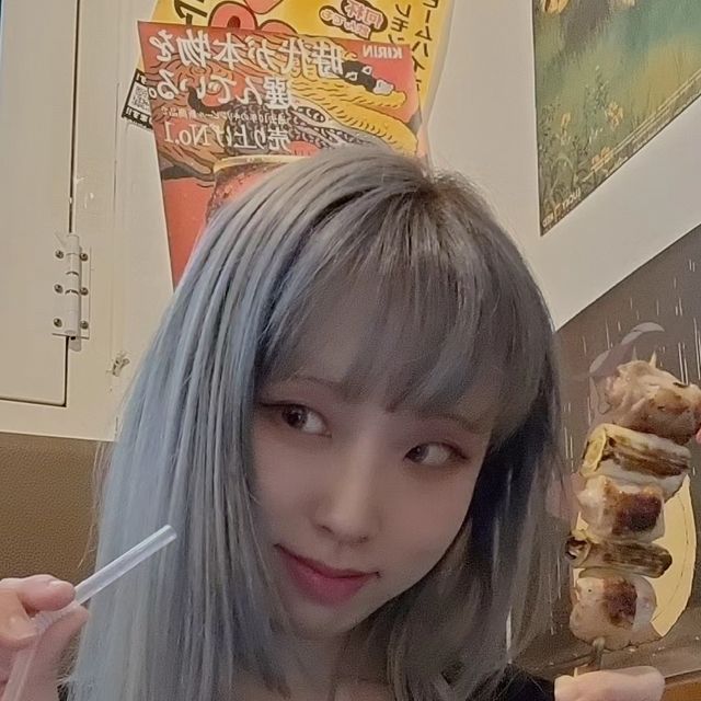 HyunA on Instagram: "#광고 #협찬
@bamtori_seongsu

안녕하세요 여러분! 오랜만입니당😊😊
제가 이번에는 성수에 있는 분위기 좋은 이자카야 '밤토리'에 다녀왔어요!💗

성수하면 팝업스토어죠! 그래서 보통 뚝섬, 성수역 쪽으로 놀러간다고 하면 팝업 정도만 생각하는데요, 사실 저도 그런 사람 중 한명이었어요ㅎㅎ 팝업 구경가면 그냥 점심은 아무거나 때우거나 그런 경우가 다반사였거든요:) 그런데 의외로 성수, 뚝섬역 근처에도 숨어있는 분위기 맛집들이 많더라구요!!🤭

이번에 다녀온 '밤토리'는 여러가지 종류의 야키토리와 쿠시카츠, 사이드디쉬들을 팔고있었는데요! 저희는 그중에서 5종 야키토리 세트와 모짜렐라 쿠시카츠, 치킨난반을 주문해서 먹어봤습니당!! 매장은 전체적으로 지브리 느낌 낭낭하게 인테리어 되어있었는데, 아마도 사장님이 토토로 팬이 아니신가 싶었어용!! 바테이블도 있고 매장 안쪽에는 홀테이블도 있어서 방문하는 사람의 취향껏 자리를 골라 앉을 수 있는 곳이었습니다.

저는 남자친구와 같이 다녀왔는데, 인테리어나 전체적인 분위기가 넘 예뻐서 데이트로 최적의 장소였습니당🩷🩷 서로 대화 나누기 좋은 곳이라 친구끼리 방문하셔도 좋을것 같아요!

🪄 Point 1 : 휴일이 모얌~~? 밤토리는 연중무휴 주7일 all 영업중❗️❗️
🪄 Point 2 : 사장님이 지브리 왕빵 팬이신것 같다! 눈 돌리는 곳곳이 토토로 세상🩶
🪄 Point 3 : 하이볼 존맛탱🥰

🏢 성수 밤토리 : 서울 성동구 왕십리로4길 10-9 서울 성동구 왕십리로4길 10-9 1층 밤토리

'이 글은 본 업체로부터 제품 또는 서비스를 제공받아 작성된 리뷰 입니다.'

#성수술집 #성수동맛집 #성수이자카야 #밤토리 #성수동야키토리 #뚝섬역술집 #성수동술집 #서울숲술집 #뚝섬역맛집 #성수핫플 #성수동이자카야"