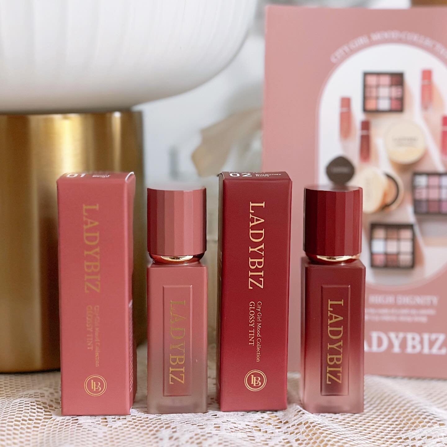 #협찬
흐릿한 도심속에서도 피어날 화려한 
컬러를 담은 브랜드 ‘LadyBiz’ 💄💋
ㆍ
매혹적이고 러블리한 입술로 변신할 수 있는 👍
레이디비즈 ✨Gloossy Lip Tint✨ 소개할게요!
가벼운 텍스처와 오래가는 지속력으로 하나의 
컬러를 여러번 레이어드하여 원하는 무드를 
완성시킬 수 있는 립틴트인데요😘❤️
City Girl 무드를 담은 01.더스티베이지/
02.버건디루비 / 03.코랄핑크 / 04.오렌지레드 / 05.어텀로즈 5가지 컬러로 구성되어 있어
취향에 맞게 선택 가능해요 👏👏
ㆍ
제가 선택한 컬러는 01, 02 립틴트💄💋
발랐을 때 무겁고 답답한 느낌은 제로! 
투명하게 반짝이는 글로시 타입에 립틴트🫶🏻
발색력 좋고 촉촉한 립연출이 가능하고 
거기다 지속력까지 좋은 제품이라 
정말 추천하고 싶네요😆❤️
ㆍ
ladybiz_official
#레이디비즈#레이디비즈립틴트
#립추천 #글로시틴트 #촉촉매트립 #겨울틴트