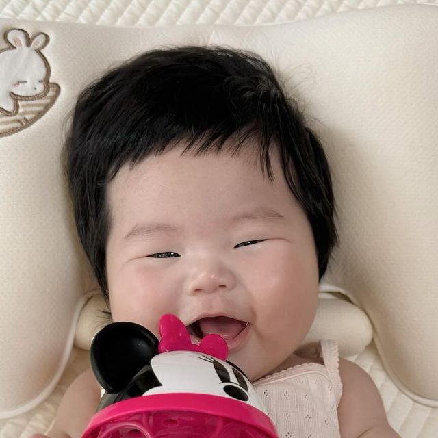 김서아 임니다 on Instagram: "다들 아기 두상관리 어떻게 하시나요? 

 서아는 요새 베게로 두상관리를 하고있어요☺️☺️ 
아이누오 베게는 단두증 및 사두증 진단을 받은 둘째 아이를 위해 
아빠가 직접 만든 아이베개라고 하더라구요! 
저는 그전까지 시중에 파는 두상베게로 충분할줄 알았는데ㅠㅠ 항상 애매하게 한쪽은 맘에들지않고 .. 제대로 잡아주는느낌도 들지않아 고민했었어요
아이누오 베게는 신생아 제품과 유아 제품이 따로 있어서 
함께 사용 하기 더 좋은거같아요!! 심지어 서아는 땀이 엄청많은 아이인데😂😂
아이누오 베게는 통기성으로 땀과 열 배출에도 굉장히 좋아서 서아도 중간에 깨지않고 푹  통잠자고있어요 ㅎㅎ 혹시나 아기 두상에 관해서 고민이신분들 한번 써보세요😁😁"