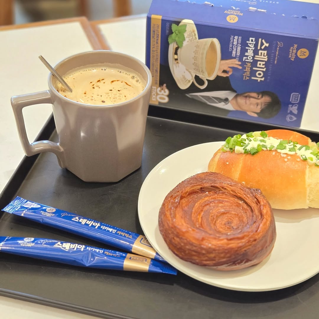 반짝반짝 빛나는 🌌 자경 🎶 | #광고 #커피타임 ☕ + 빵 한 조각 🥖 쉬다가 일하려니 오늘이 무슨 요일인지도 헷갈리는것...😅 빵이랑 커피 한 잔으로 에너지를 채워봤는데요 오늘의 커피는 요즘 즐기고 있는 맥널티 스테비아 디카페인 커피믹스에요 이제는 오후시간만되도... | Instagram