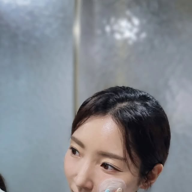 정인희 아나운서 on Instagram: "#광고 평소에 쌀겨가 피부에 주는 맑은 결을 좋아해서, 이번 미다 쌀겨 스크럽 폼은 완전 취저..🤍@midha_jp

풍성한 거품 속에 곱게 담긴 쌀겨가 모공 속 노폐물과 묵은 각질을 자극 없이 정리해주어, 세안 후 즉각적으로 피부 결이 한층 고운 듯 바로 매끈해진 걸 느낄 수 있었어요 
너무 신기하게 세안 후 피부가 더 좋아 보이는 것은 단순, 세안으로 끝나는 것이 아니라 피부 속까지 촉촉하게 이어지는 보습감은 쌀겨수와 미다 라이스 8 콤플렉스 덕분이었어요! 비타민과 미네랄이 풍부하게 스며들 듯 채워져 피부가 편안하게 숨 쉬는 느낌..🧚‍♂️ 

매일 사용하는 클렌저이면서도 부드럽고 순해서 민감한 피부도 편안하게 쓸 수 있다는 점이 특히 마음에 쏘옥~ 게다가 영국 비건 소사이어티 인증까지 받은 제품이라 민감성 피부도 더 안심하고 사용가능!  미다 제품은 구성이 다양한데요! 특히 쌀겨 라인을 함께 쓰니까 시너지효과가 더해져서 피부가 더  맑고 투명해지는 것을 느낄 수 있어요..단 일주일이면 맑은 한톤 밝아진 피부가 느껴져요 @midha_jp 

#미다 #midha #韓国スキンケア #ツヤ肌 #泡洗顔 #敏感肌 #セラム #トナー

ㅡㅡㅡㅡㅡㅡㅡㅡㅡㅡㅡㅡㅡㅡㅡㅡㅡㅡㅡㅡㅡㅡㅡㅡㅡ

#広告 普段から米ぬか（こめぬか）が肌に与えてくれる澄んだキメ感が大好きなのですが、今回の ミダ 米ぬかスクラブフォーム は本当にドストライクでした..🤍 @midha_jp

ふわふわの泡の中に細かく砕かれた米ぬかが入っていて、毛穴の汚れや古い角質をやさしくオフ✨洗顔後すぐに、肌のキメが整ってつるんっとなめらかに見えるんです。
しかも不思議なことに、ただの洗顔で終わらず、洗い上がりの肌がぐんときれいに見えるんです。その秘密は、米ぬか水と ミダ ライス8コンプレックス™。ビタミンやミネラルがたっぷり角質層まで行きわたり、肌が心地よくうるおいで満たされる感じ🧚‍♂️

毎日使うクレンザーなのに驚くほどやさしくて、敏感肌でも安心して使えるのが嬉しいポイント。しかも、英国ヴィーガンソサエティの認証を受けているので、敏感肌の方でもより安心して使えます。ミダはラインナップも豊富で、特に米ぬかラインを一緒に使うと相乗効果で肌がより澄んで透明感アップ✨なんと1週間でトーンアップしたような明るい素肌を感じられました！ @midha_jp

#midha #韓国スキンケア#泡洗顔 #敏感肌 #韓国スキンケア好きな人と繋がりたい　#毛穴ケアクレンジング　＃スクラブ洗顔"