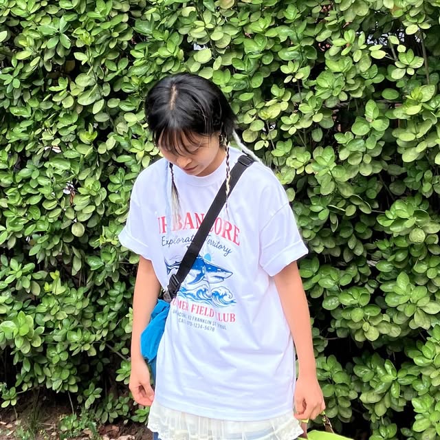 신유 SHIN U on Instagram: "#광고 #urbancore 
스크류바vs수박바vs죠스바
저는 죠스바🙋‍♀️

오버핏하고 레트로한 @urbancore_official_ 의 썸머샤크 티입니다 버뮤다 팬츠랑 딱인 기장감이에요👍🤤
가볍게 여름반팔티로 추천드려요🦈

#여름티 #여름 #반팔 #반팔티 #gift #협찬 #핏"