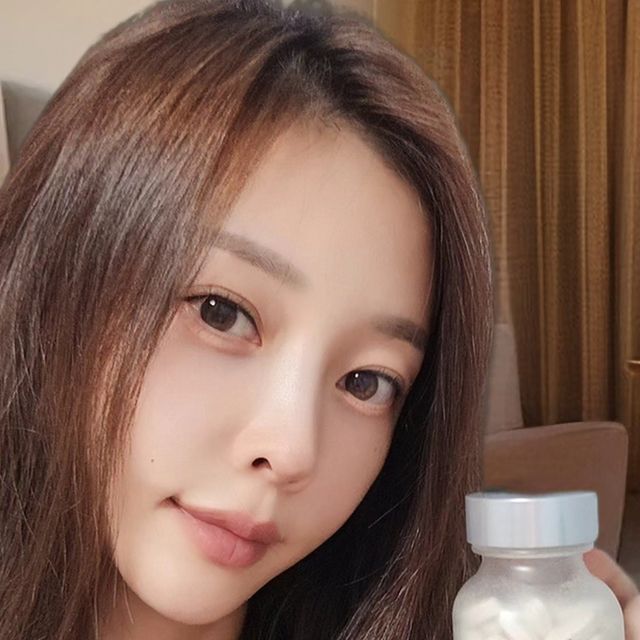 모델진아영 on Instagram: "#광고 나는 아무콜라겐이나 먹지않죠 100% 캐나다산 프리미엄 연어콜라겐 믹스콜라겐이 아니죠~ 100% 단일 어종 연어콜라겐🩷 프리미엄 연어콜라겐 혼합분말 36.3% 글