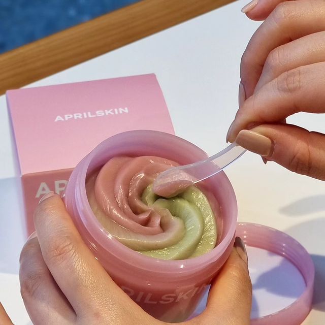 호빵 on Instagram: "#광고 에이프릴스킨에서 4 in 1 신개념 머랭 클렌저를 출시 했어요!!

😆 신제품 못 지나치고 좋다고 하는건 바로 써봐야죠!

저자극 테스트와 여드름성 피부 사용 적합 테스트까지 
완료한 핑크알로에 머랭솝은..

👉 강력한 트러블 진정 + 미세먼지, 노폐물 제거
일반 알로에 보다 진정 성분이 더 높아진 핑크 알로에 함유로 
트러블은 진정시키고, 쫀쫀한 머랭 거품이 
모공 속 미세먼지와 노폐물을 없애줘요!

👉 각질케어부터 진정클렌징까지 간편한 4 in 1 클렌저 
핑크클렌저는  핑크 알로에 + 콩 스크럽 + 수분 성분이 함유되어 각질케어
그린클렌저는 병풀 추출물 + 녹두 스크럽 + 자연 유래 성분이 함유되어 진정클렌징을 해줘요!

👉  자극은 적게, 각질은 확실하게!
국내산 녹두와 콩 스크럽으로 저자극 각질케어가 가능한데 
모공 속 피지 틈새까지 초 미세먼지 즉각 세정 해줘요!

사용방법은 매우 간단한데

먼저, 물기없는 얼굴에 도포한 다음 롤링하며 마사지해주세요. (각질케어)

그다음 쫀쫀한 거품으로 부드럽게 세안해주세요. (노폐물 제거)
마지막으로 미온수로 씻어내면 됩니당☺️

.
@aprilskin_korea #에이프릴스킨 #aprilskin #핑크알로에 #머랭솝 #클렌저추천 #폼클렌저 #폼클렌징 #폼클렌징추천 #클렌징폼 #클렌저 #알로에 #알로에클렌저 #피부진정 #피지 #폼클렌저추천 #각질제거 #저자극클렌저 #뷰티 #뷰티템 #Beauty #피부관리 #일상"