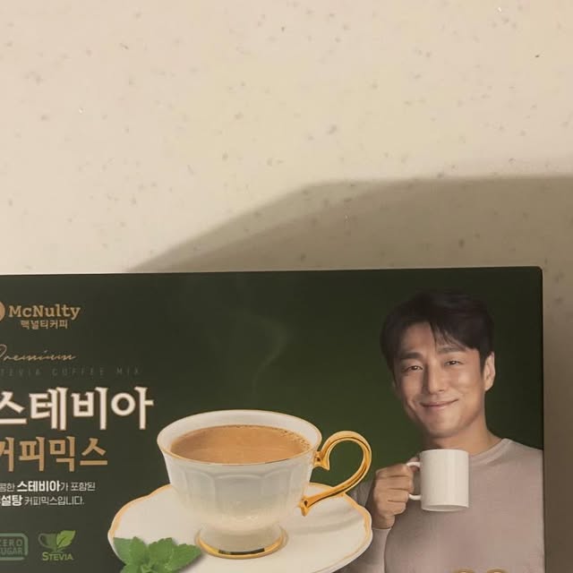 _sky_ on Instagram: "#광고 
🌟 부드러운 카리스마, 중후한 아우라! 🌟

배우 지진희님이 선택한 맥널티 스테비아 커피믹스 ☕✨

30년 전통을 자랑하는 K-커피 산업 1세대 맥널티가 선보이는
K-입맛 저격 커피믹스! 남편도 너무 좋아해요 ㅠㅠ🤍

진하고 부드러운 우유 풍미와 깔끔한 단맛을 자랑하는 스테비아 커피믹스로 당류 걱정 없이 건강한 커피 타임을 즐기세요!

💚 스테비아 대신 설탕으로 만든 커피믹스는 달콤하지만 당류는 제로!
💚 크리머의 당 또한 제로라서 더욱 건강하게, 부담없이 35kcal로 즐기실 수 있어요.
💚 무항생제 1등급 우유로 부드럽고 깊은 풍미까지!

당 걱정없이 커피믹스를 즐기고 싶다면,
지진희 커피와 함께 맥널티 스테비아 커피믹스를 추천해요!

💡 센스 있는 손님용 커피 또는 부모님 선물로도 완벽한 선택! 🎁

#맥널티 #스테비아 #커피믹스 #지진희커피 #건강한커피 #저당커피 #다이어트커피 #무항생제우유 #K커피 #커피타임 #스테비아커피 #커피선물"