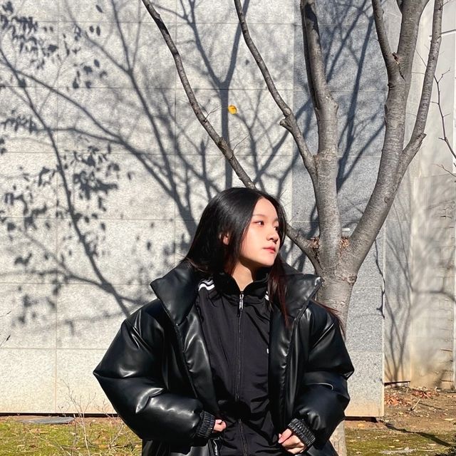 김효빈 on Instagram: "#광고 
추운 겨울 견뎌낼 준비 완료-!❄️
 
여유로운 실루엣의 하이넥 레더 패딩으로
올 겨울 따숩게 보낼 수 있을 것 같아요🫶🏻
 
투웨이 지퍼로 다양한 연출이 가능할 뿐만아니라,
소매와 밑단 밴딩으로 안정감 있는 핏감이랍니닷👍
 
 
 
 
 
 
 
 

#스탠다드에러 #STANDARDERROR #남여공용패딩 #패딩 #패딩점퍼 #레더패딩 #오버핏 #헤비아우터 #아우터 #레더 #데일리룩 #패딩추천 #Padding #하이넥 #하이넥패딩 #겨울아우터"