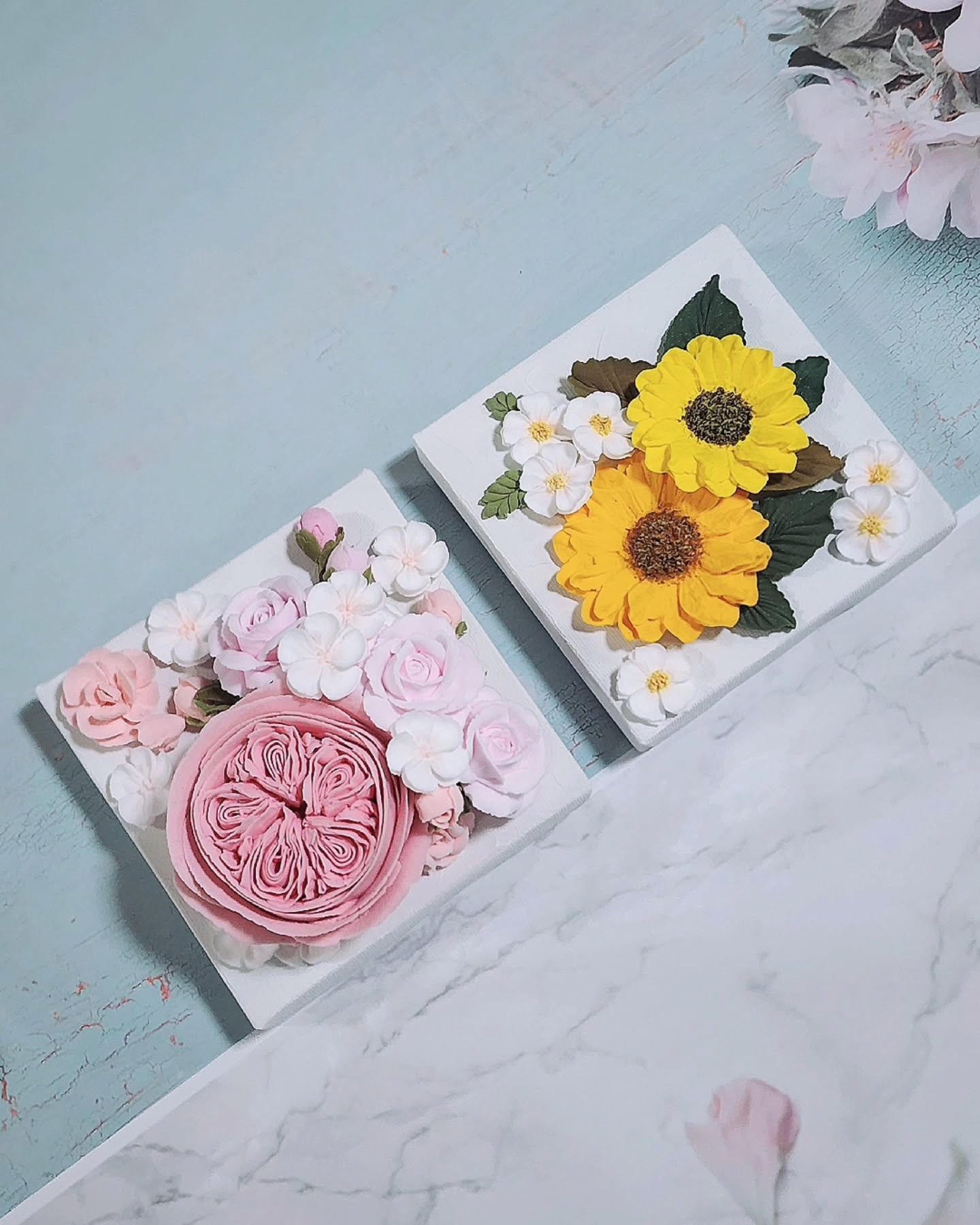 율하의 선물 •*¨*•.¸¸☆*･ﾟ
클레이크림플라워 ♡ 플라워 액자

아주 작은 10cm 캔버스에 붙여 보았어요
너무 작은가 싶었는데 생각보다 포인트 주기 좋은
소품이 되어 줄 것 같아요 💐

#율하의선물 
#클레이크림플라워 
#인테리어소품
#작은액자
#꽃그림
#플라워액자 
#핸드메이드꽃
