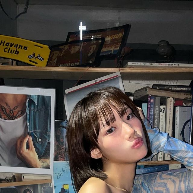 윤도경 on Instagram: "#광고 #제품제공 @aircream_official 🖌️블루 페인팅 오프숄더 탑 요즘 같은 날씨엔 오프숄더지••😽 시원한 날씨와 너무 잘 어울리는 블루 계열의 옷이에요! 허