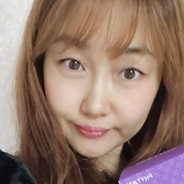 지니~💋 on Instagram: "#협찬
@pharmabros_official
파이토알엑스 이뮨빌베리로
눈건강과 면역건강 한번에 챙기고 있어요
➡️빌베리는 
항산화 물질인 안토시아닌을 풍부하게 함유하고 있어
눈의 피로와 눈의 건조함개선 도움은 물론,
노화방지 및 만성질환예방에 도움을 줄수 있는 열매인데요~
✅빌베리추출물 100mg 이 함유되어
눈건강과 함께
✅저분자 베타글루칸 200mg이 함유되어
면역건강까지~ 
하루 1포로 챙길수 있어 좋더라구요
스틱포장이라 휴대가 간편해 언제 어디서나 먹기 편하고
블루베리추출물도 함유된 새콤달달 고운 파우더타입이라
그냥 입에 털어먹어도 물에 타 먹어도 맛있더라구요
.
.
#빌베리효능 #빌베리영양제추천 #빌베리파우더 #약들약빌베리 #이뮨빌베리 #빌베리루테인 
#맞팔 #선팔 #맞팔댓글 #맞팔디엠 #일상 #좋아요 #좋반 #데일리 #소통 #선팔은맞팔 #맞팔해요 #follow #followforfollowback #likeforlikes"