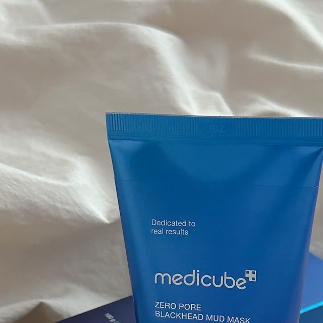 @mmandelina on Instagram: "#광고 @medicube_korea ⠀ 메디큐브 제로 모공 블랙헤드 머드팩이 죠르디 에디션으로도 출시됐어요:D ⠀ 출시하자마자 1만개 판매 돌파한 블랙헤드 모공팩이에요💙 (24.01 국