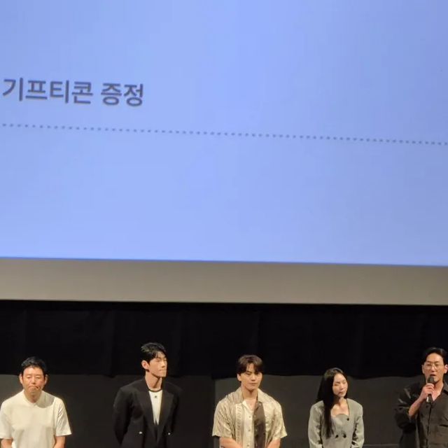 엠버홀릭 on Instagram: "하이재킹 기대작이라고 해서 시사회 보고 왔는데..
진짜 여진구 ㅠㅠ 연기 미쳤어요ㅠㅠ
기존엔 소년 느낌 낭낭했는데 
이번에 악역 변신 제대로 했더라고요
남성미 가득하고 색다른 모습에 반했답니다 ㅋㅋ
영화도 완전 재미있었고 올여름 메가히트작 될 듯!
무대인사도 좋았고 배우들 직접 보니 더 설렜는데요
하정우 성동일 역시 아우라있고
여진구 채수빈 존잘존예ㅠㅜ
조만간 부모님과 함께 또 보러 갈 예정 :D

#하이재킹 #6월21일극장대개봉 #하정우 #여진구 #성동일 #채수빈 #데이트 #시사회 #영화추천"